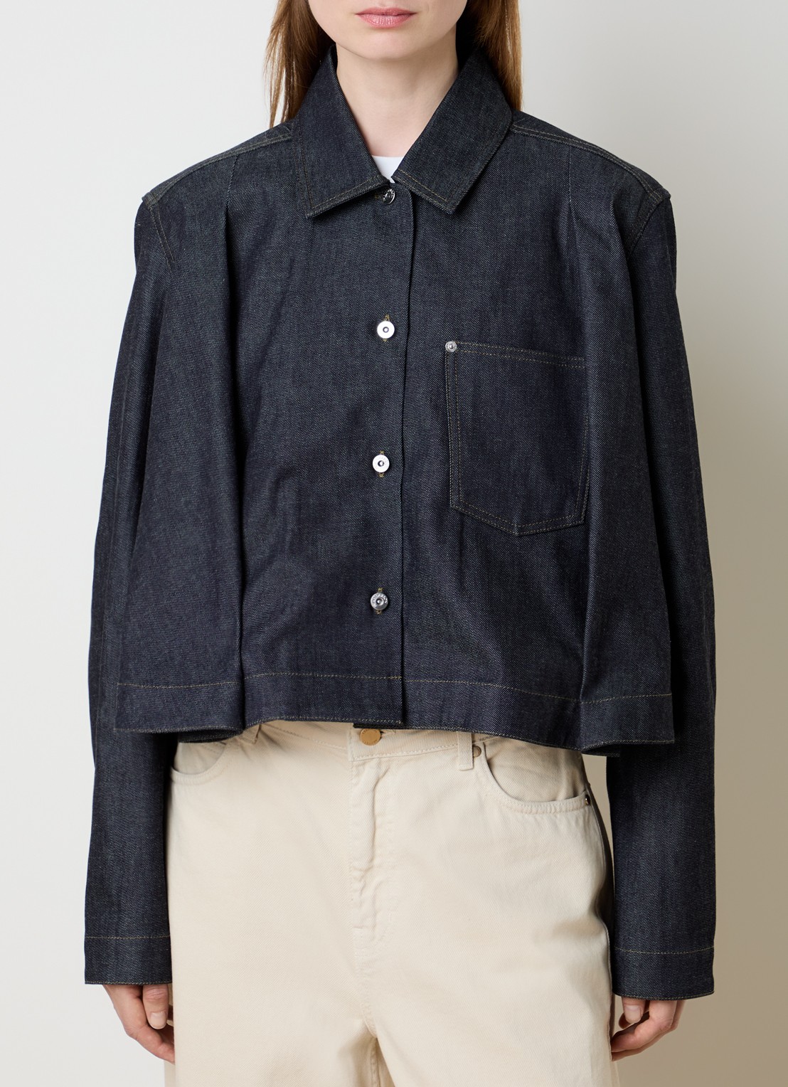 J.W. Anderson Cropped A-lijn blouse van denim met borstzak en donkere wassing - detail 2 indigo