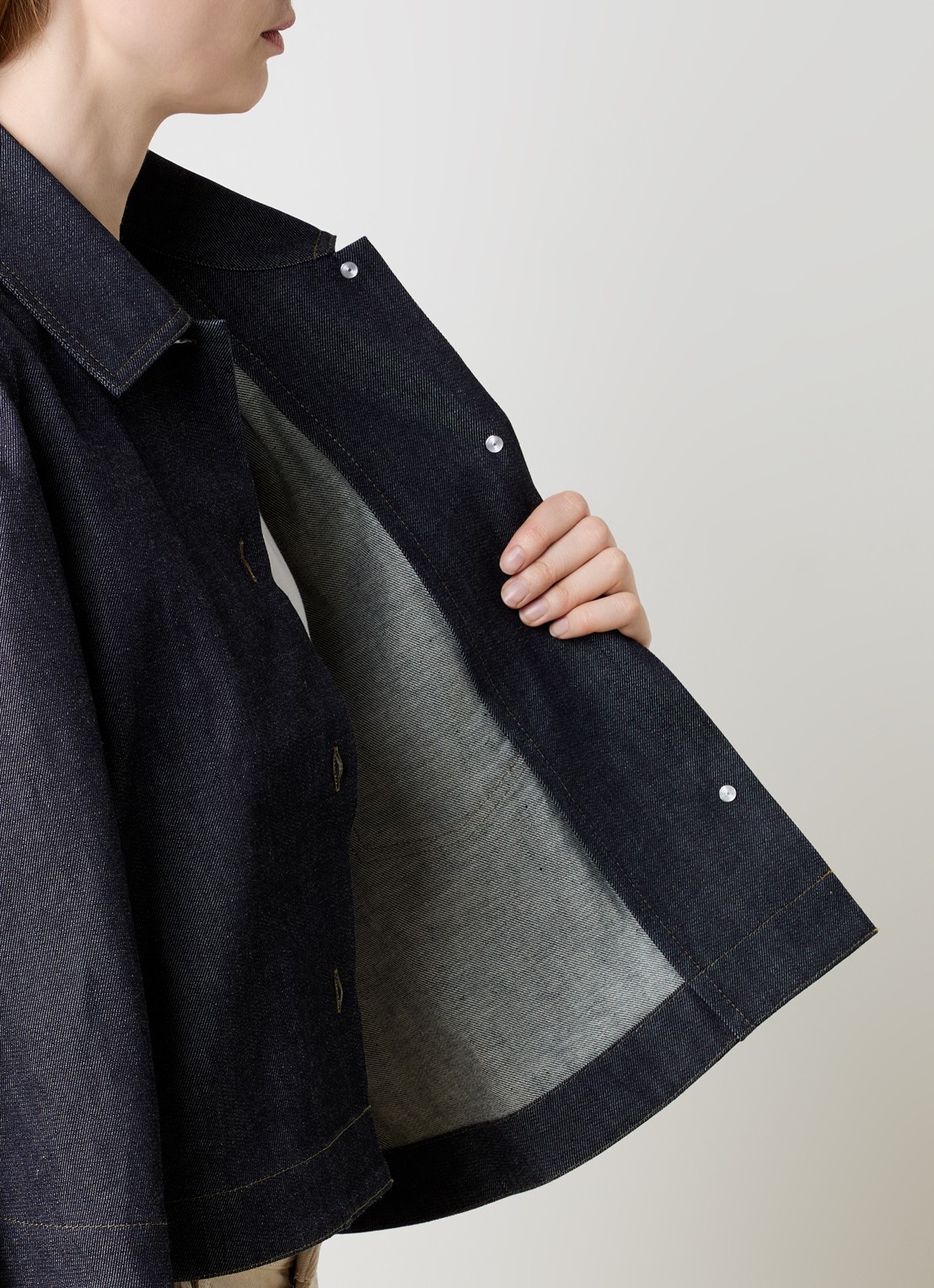 J.W. Anderson Cropped A-lijn blouse van denim met borstzak en donkere wassing - detail 3 indigo