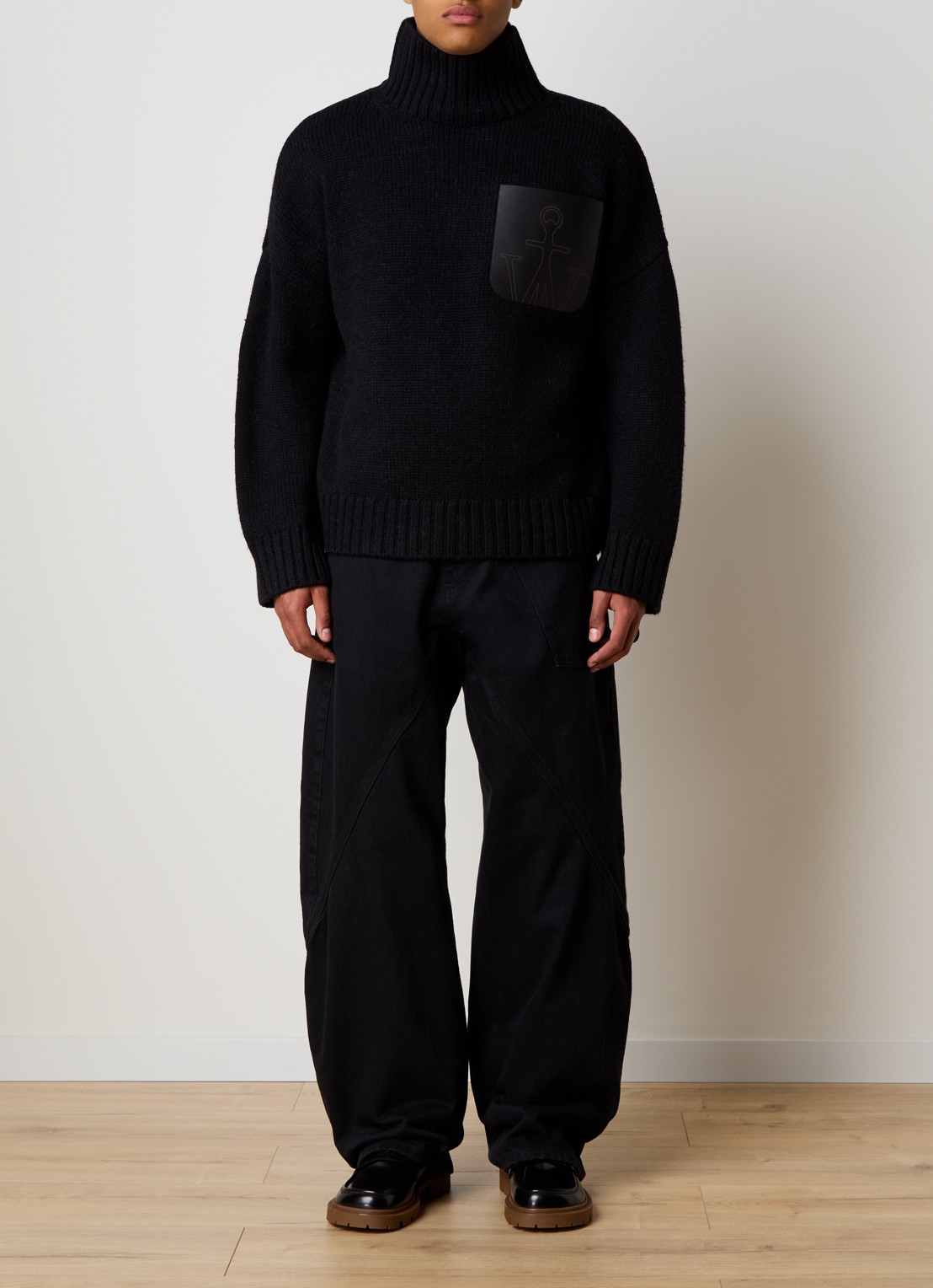 J.W. Anderson Grofgebreide coltrui in alpaca wolblend met borstzak en logo - voorkant 5 zwart