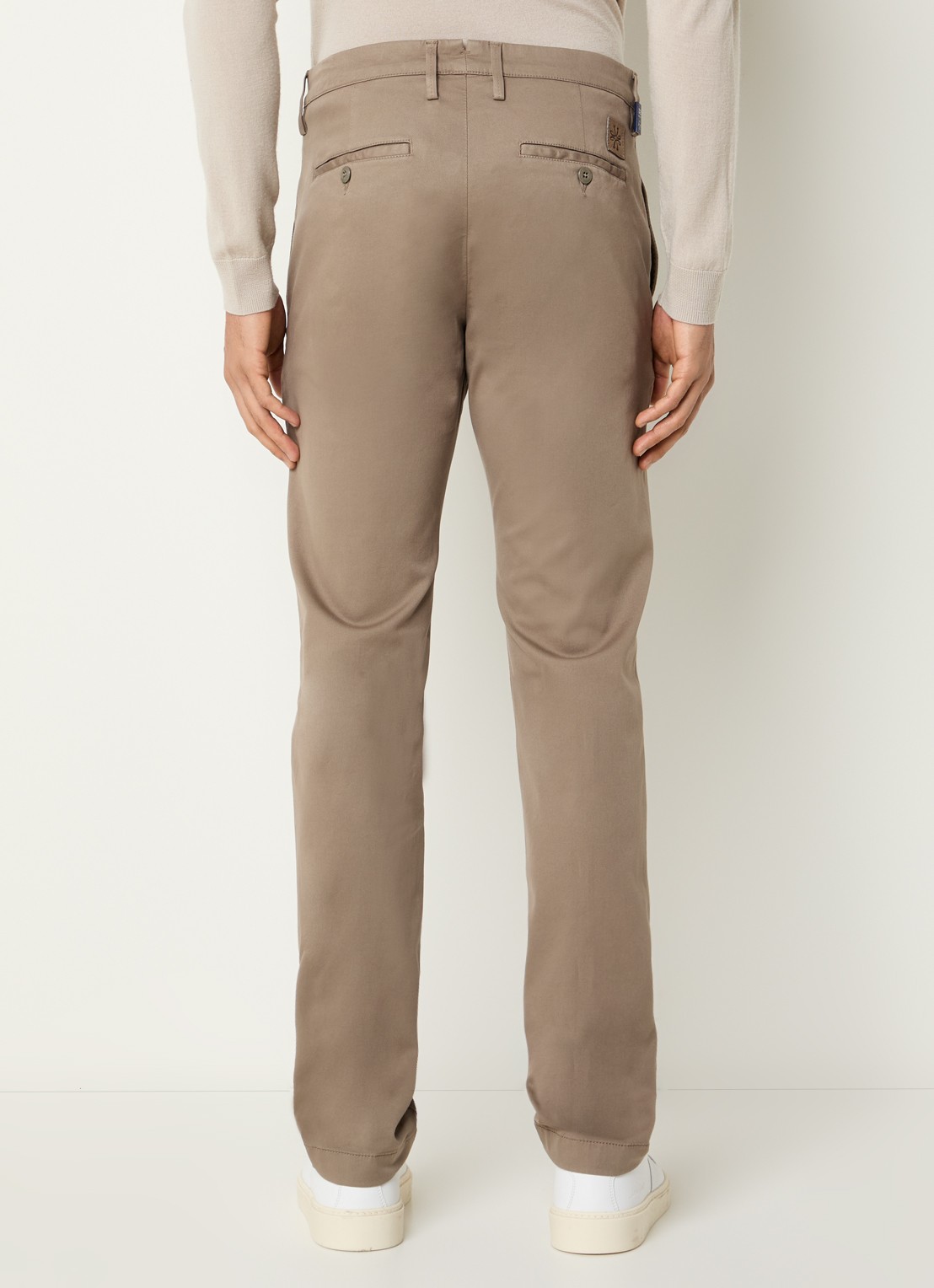 Jacob Cohën Bobby slim fit chino met steekzakken - achterkant zand