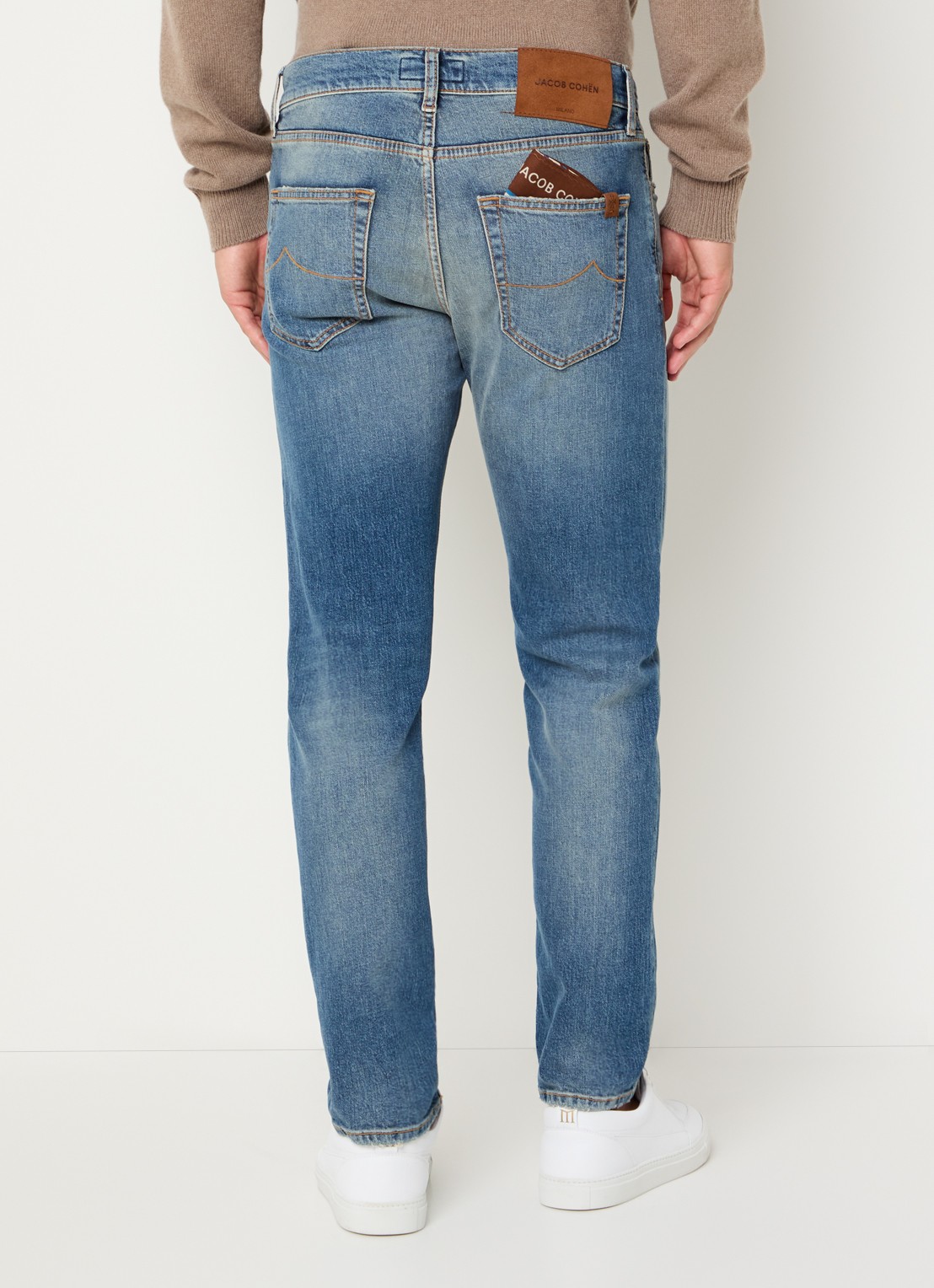 Jacob Cohën Jude tapered leg jeans met medium wassing - achterkant indigo
