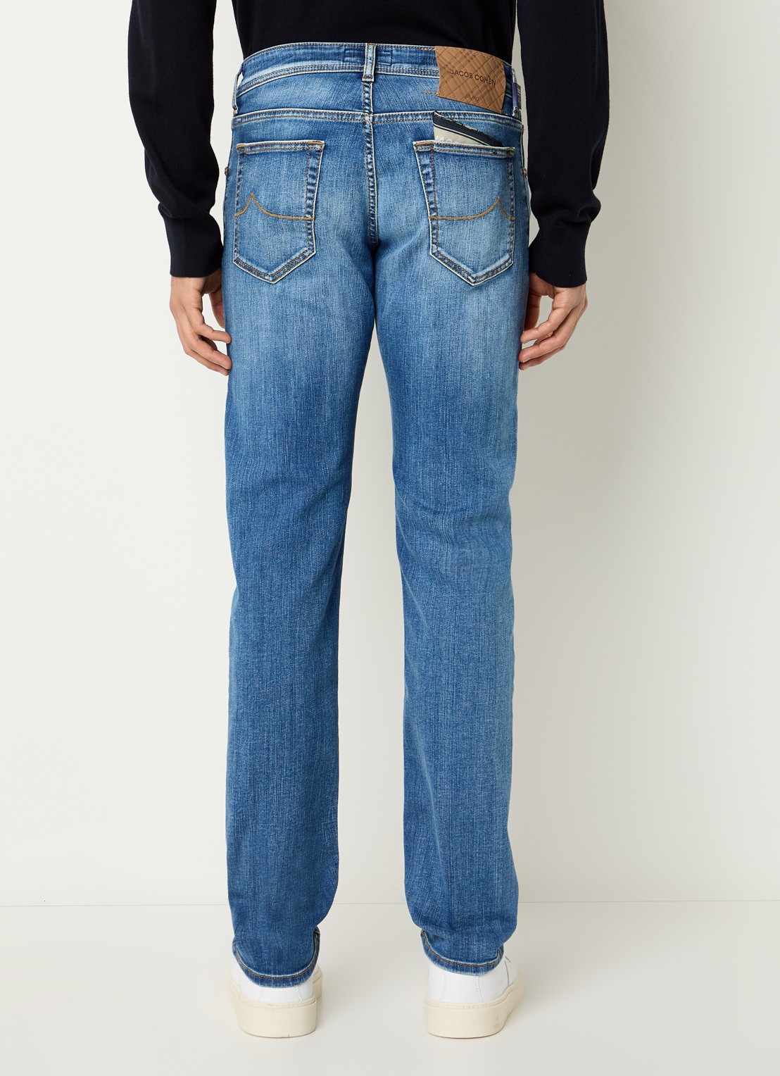 Jacob Cohën Nick slim fit jeans met medium wassing - achterkant indigo