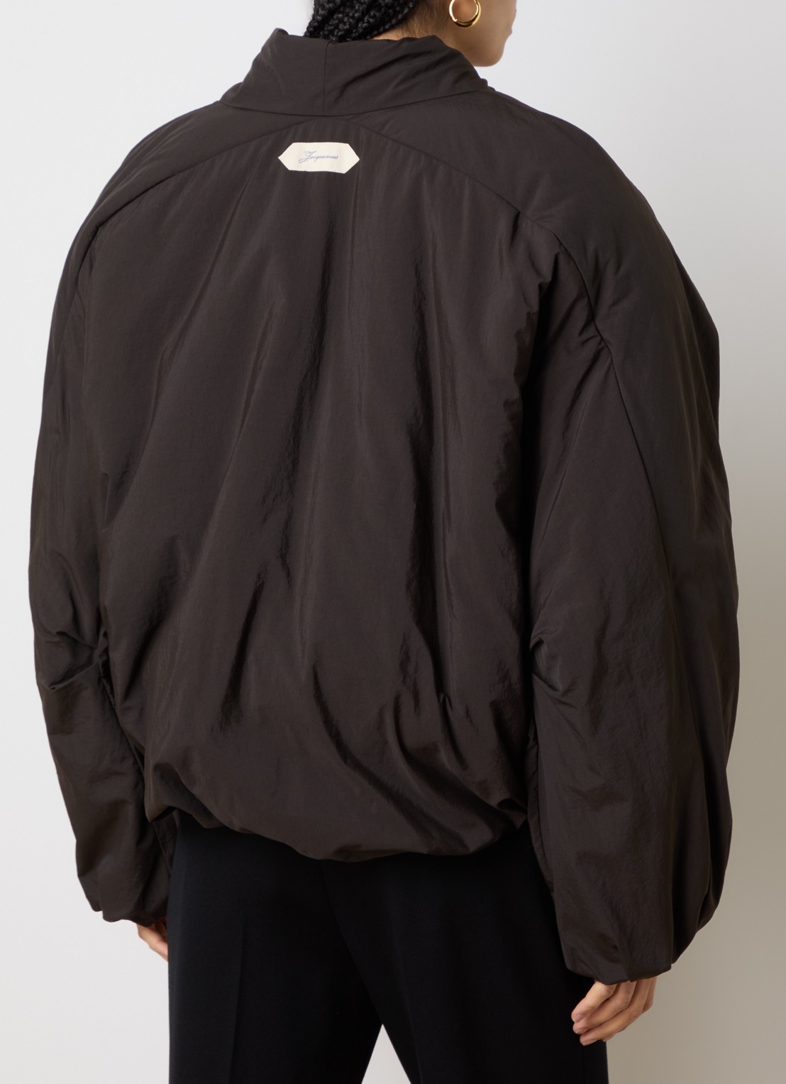 Jacquemus Châle gewatteerd bomberjack met logo - achterkant donkerbruin