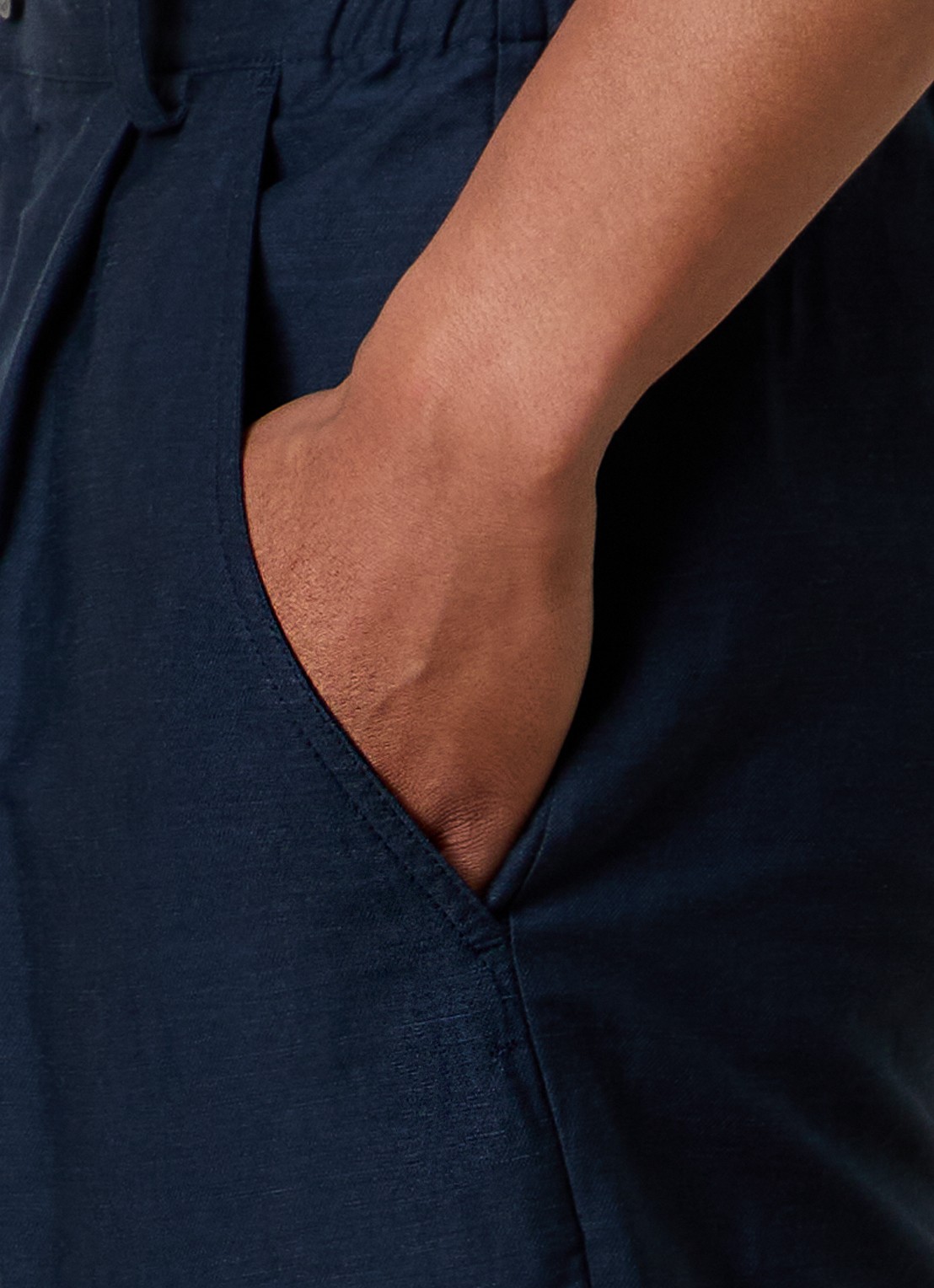 Jacquemus Croisiere straight fit pantalon in linnenblend met steekzakken - detail 6 donkerblauw