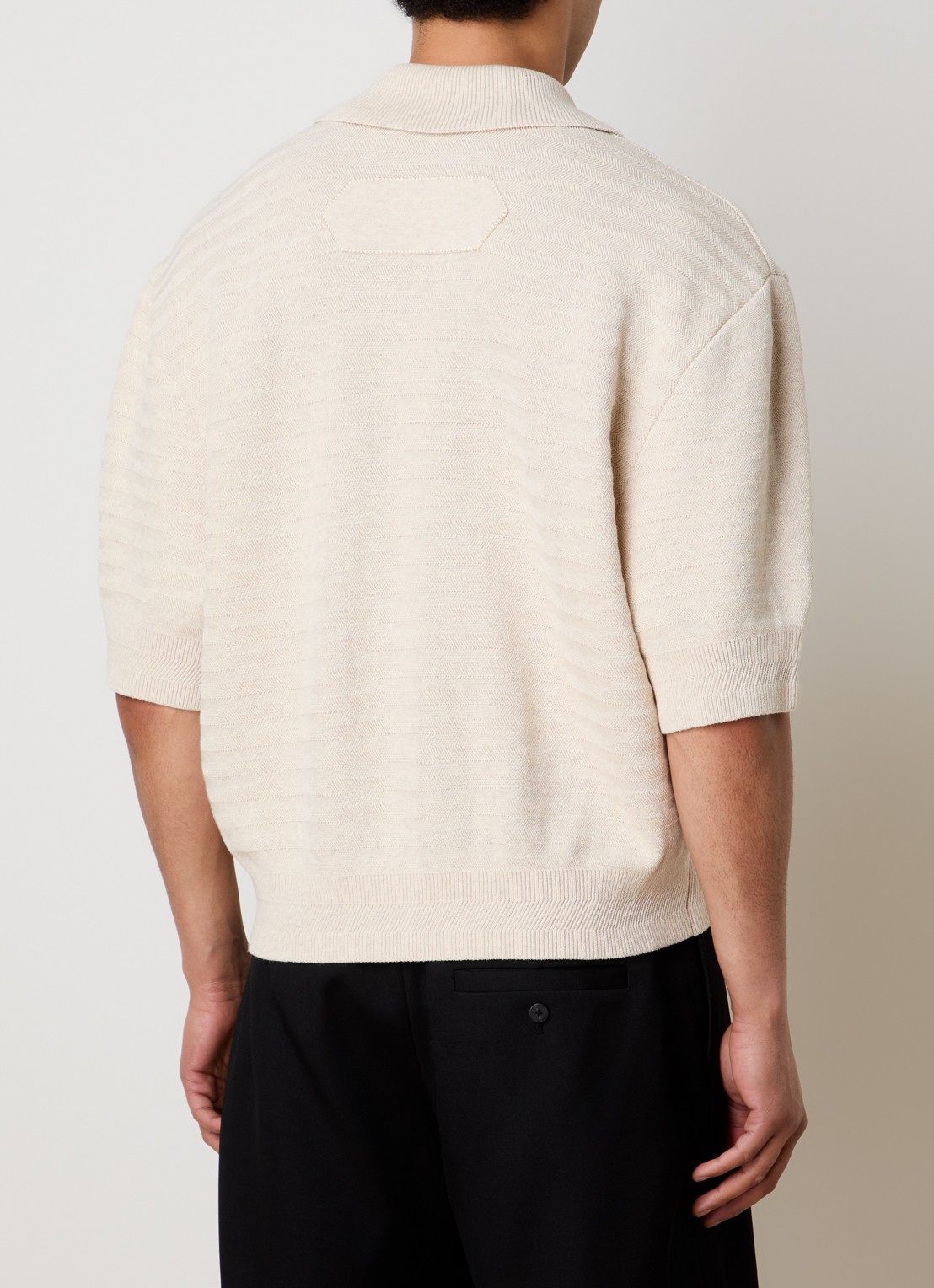 Jacquemus Fijngebreide regular fit polo in zijdeblend met V-hals - achterkant beige