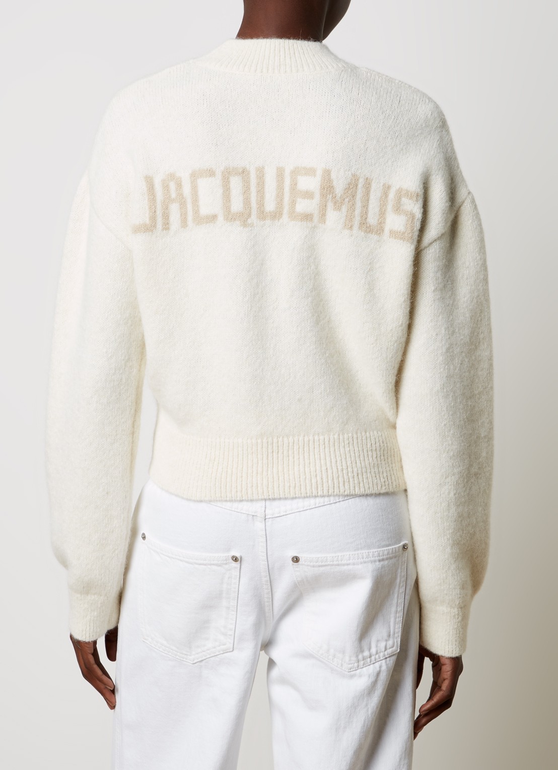 Jacquemus Fijngebreide trui in alpaca wolblend met backprint - detail 2 gebroken wit