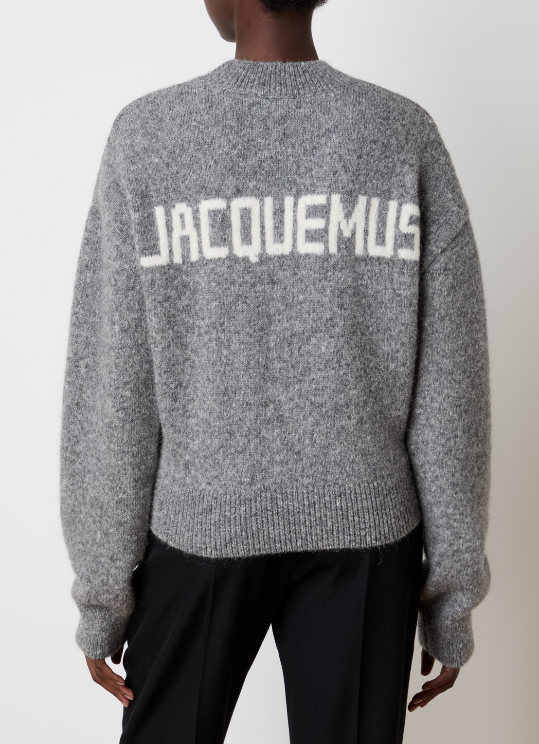 Jacquemus Fijngebreide trui in alpaca wolblend met backprint - achterkant grijs