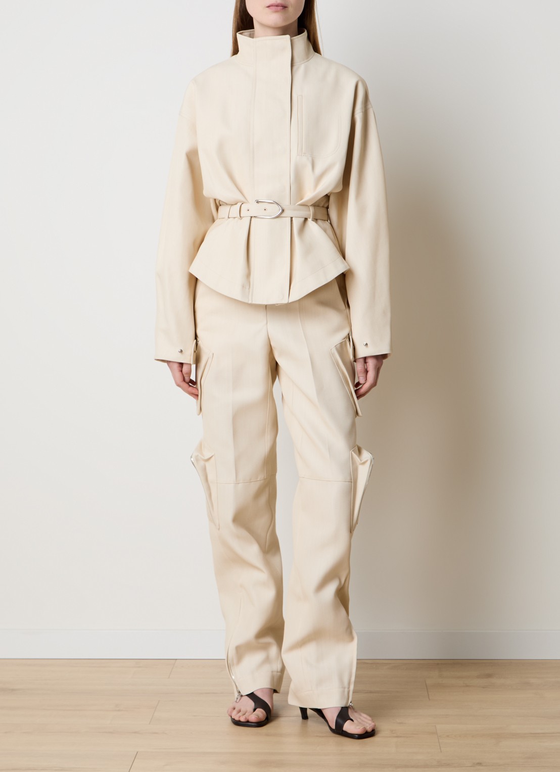 Jacquemus High waist straight fit cargobroek in wolblend - voorkant 2 beige