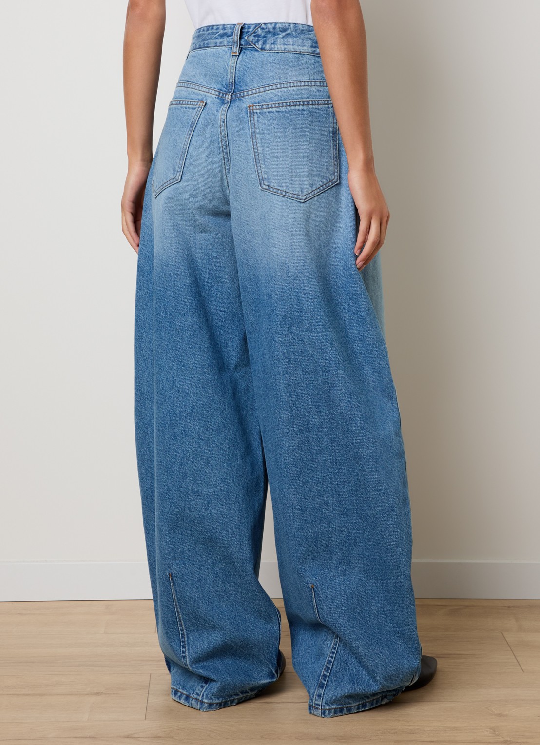 Jacquemus High waist wide fit jeans met medium wassing - achterkant 4 indigo