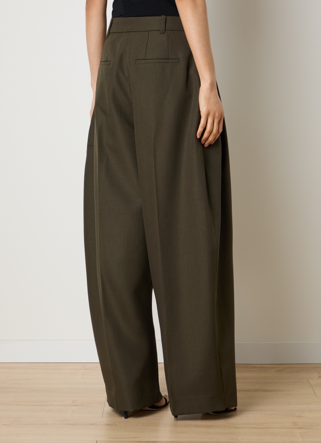 Jacquemus High waist wide fit pantalon van wol met steekzakken - achterkant bronsgroen