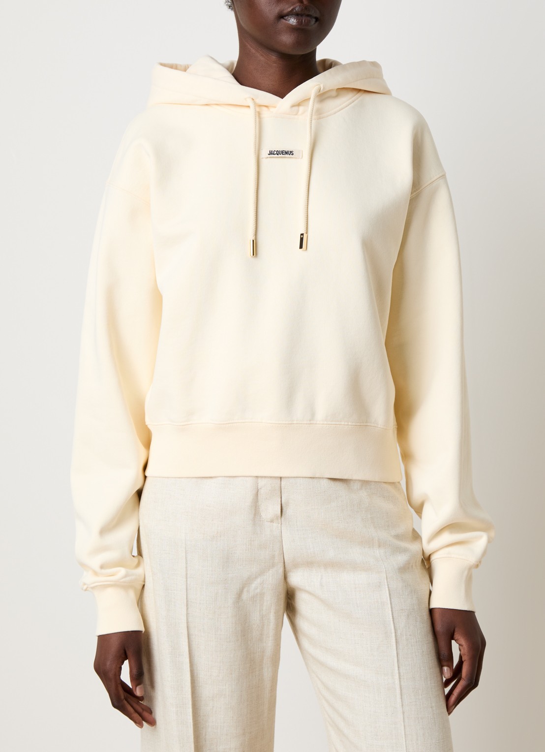Jacquemus Hoodie met logo - detail zand