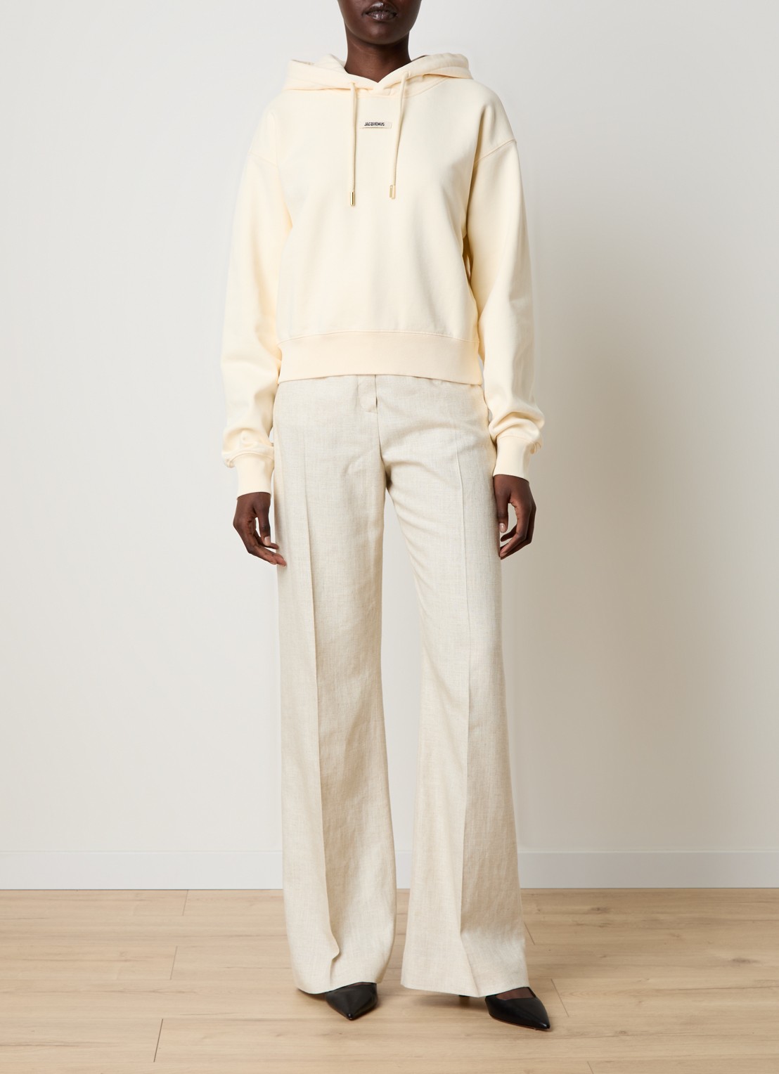 Jacquemus Hoodie met logo - voorkant 6 zand