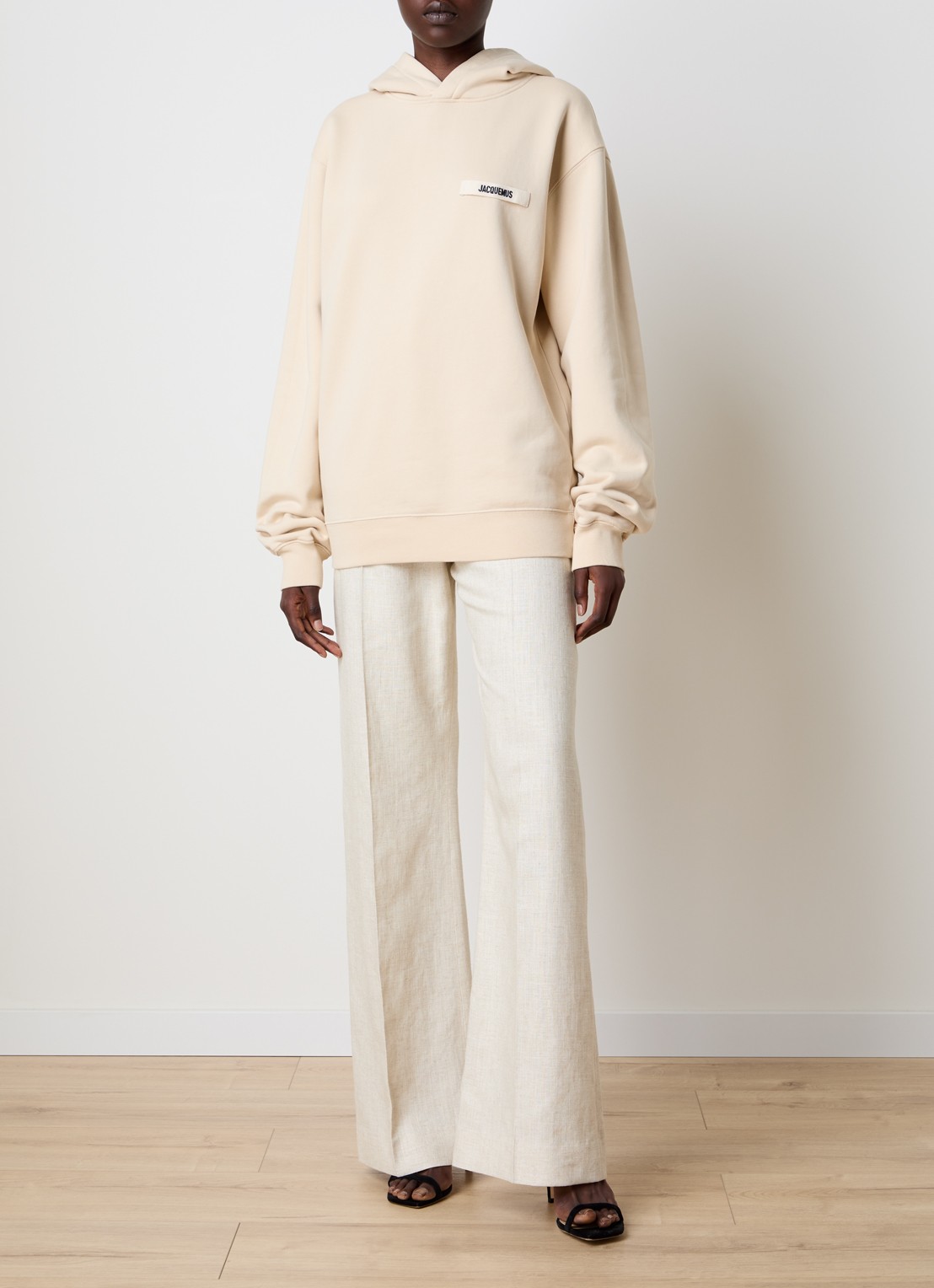 Jacquemus Hoodie met logo - voorkant 5 beige