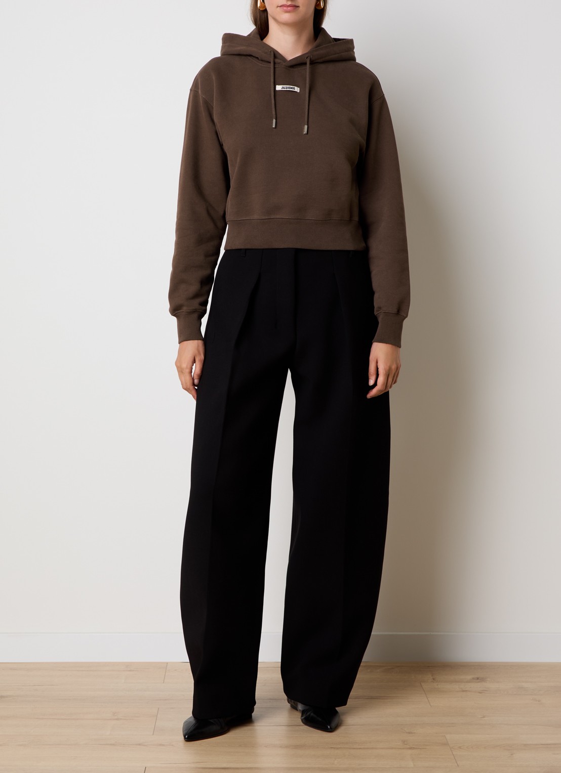 Jacquemus Hoodie met logo - voorkant 3 donkerbruin