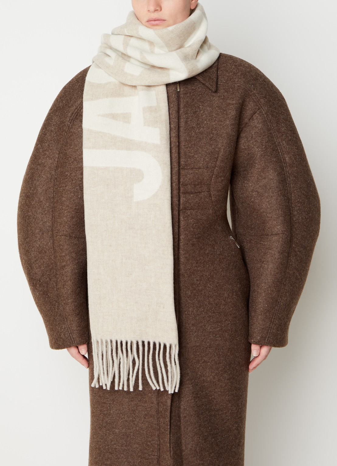Jacquemus L'Echarpe sjaal van wol met logoprint 180 x 35 cm - voorkant 2 beige