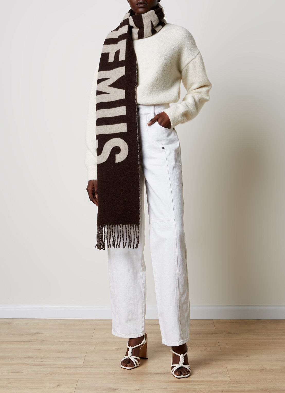 Jacquemus L'Echarpe sjaal van wol met logoprint 180 x 35 cm - voorkant 3 donkerbruin
