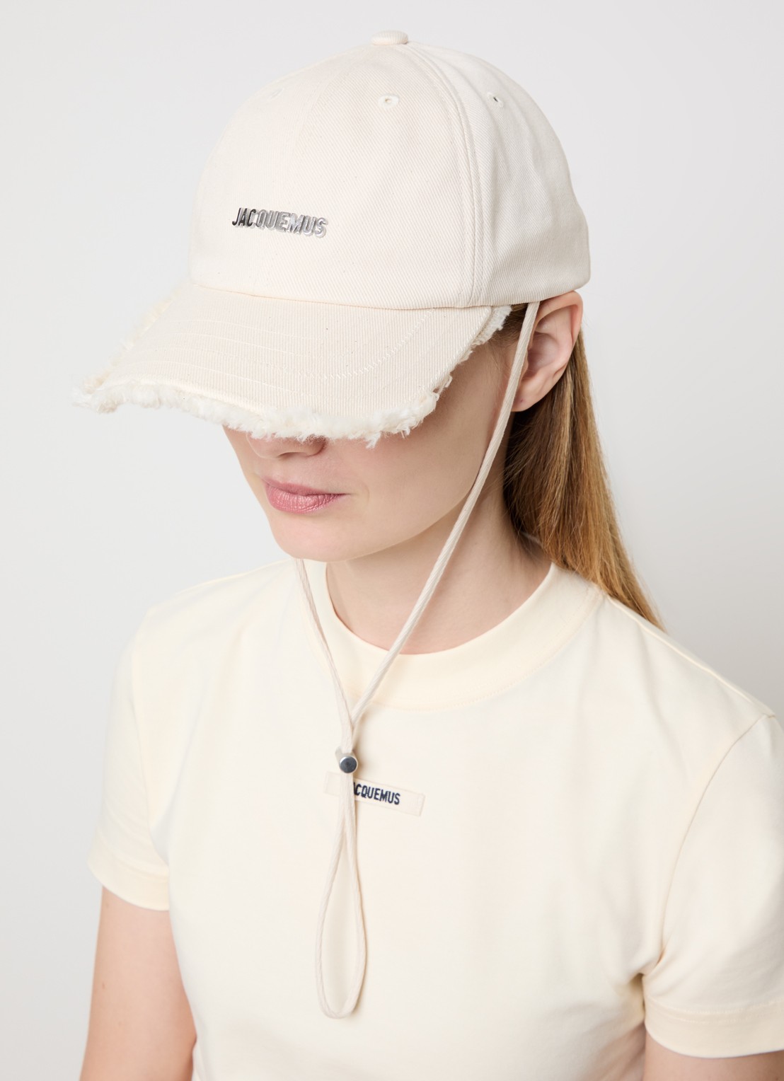 Jacquemus La Casquette Artichaut pet met logo - voorkant 2 gebroken wit