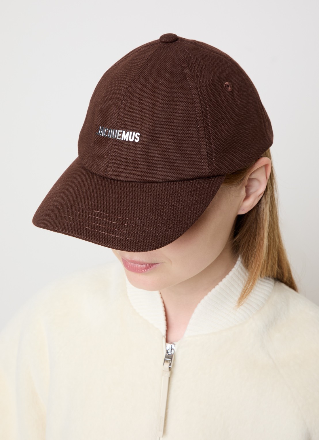 Jacquemus La casquette gadjo pet met logo - voorkant 2 hazelnootbruin