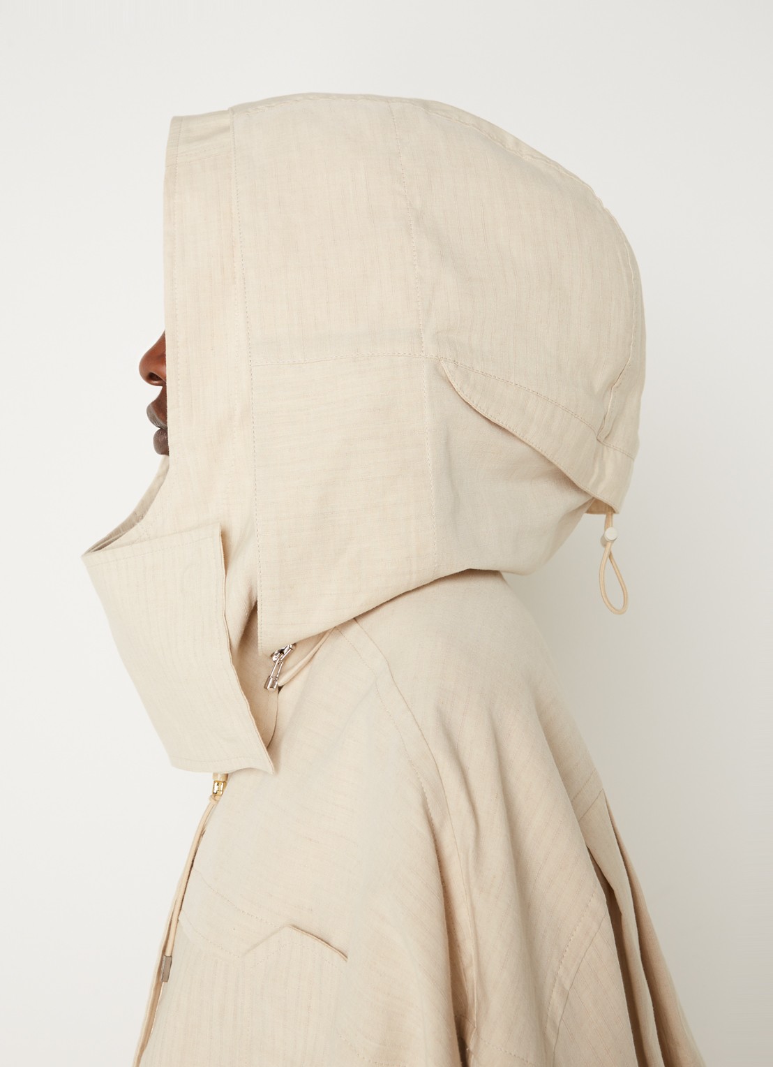 Jacquemus La Parka Raphia cropped parka met ritszakken - detail 5 donkerbeige