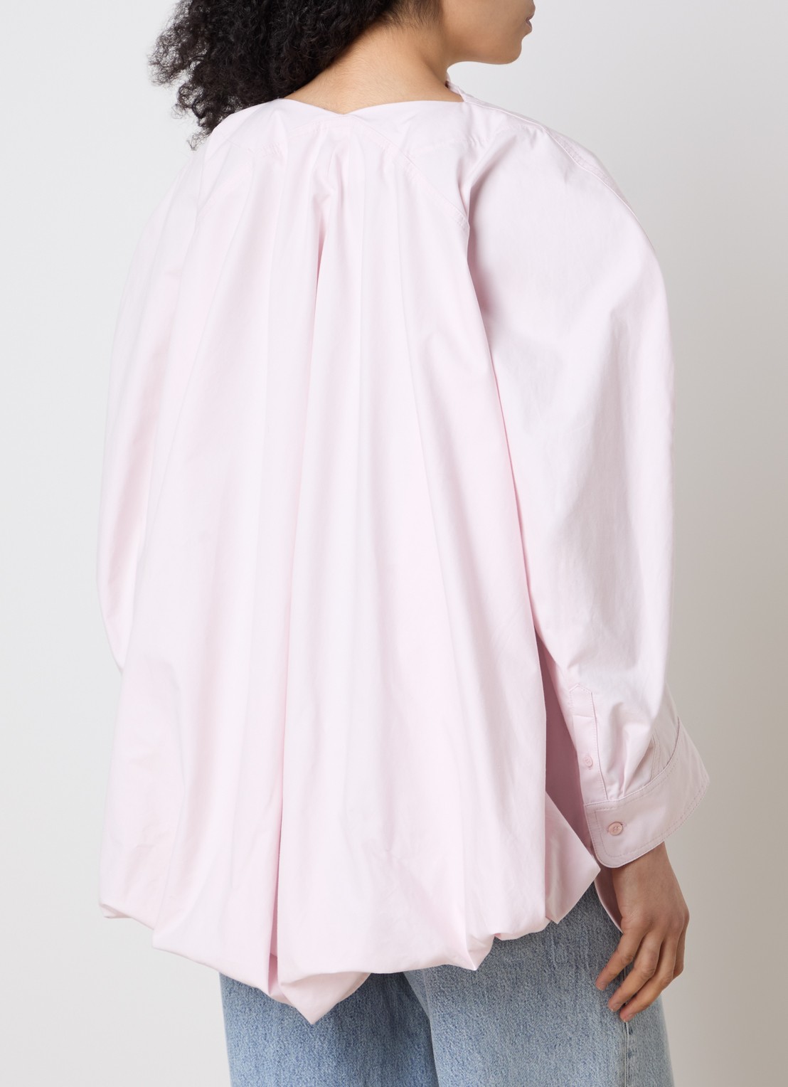 Jacquemus La Pittore oversized blouse met split - detail 3 lichtroze