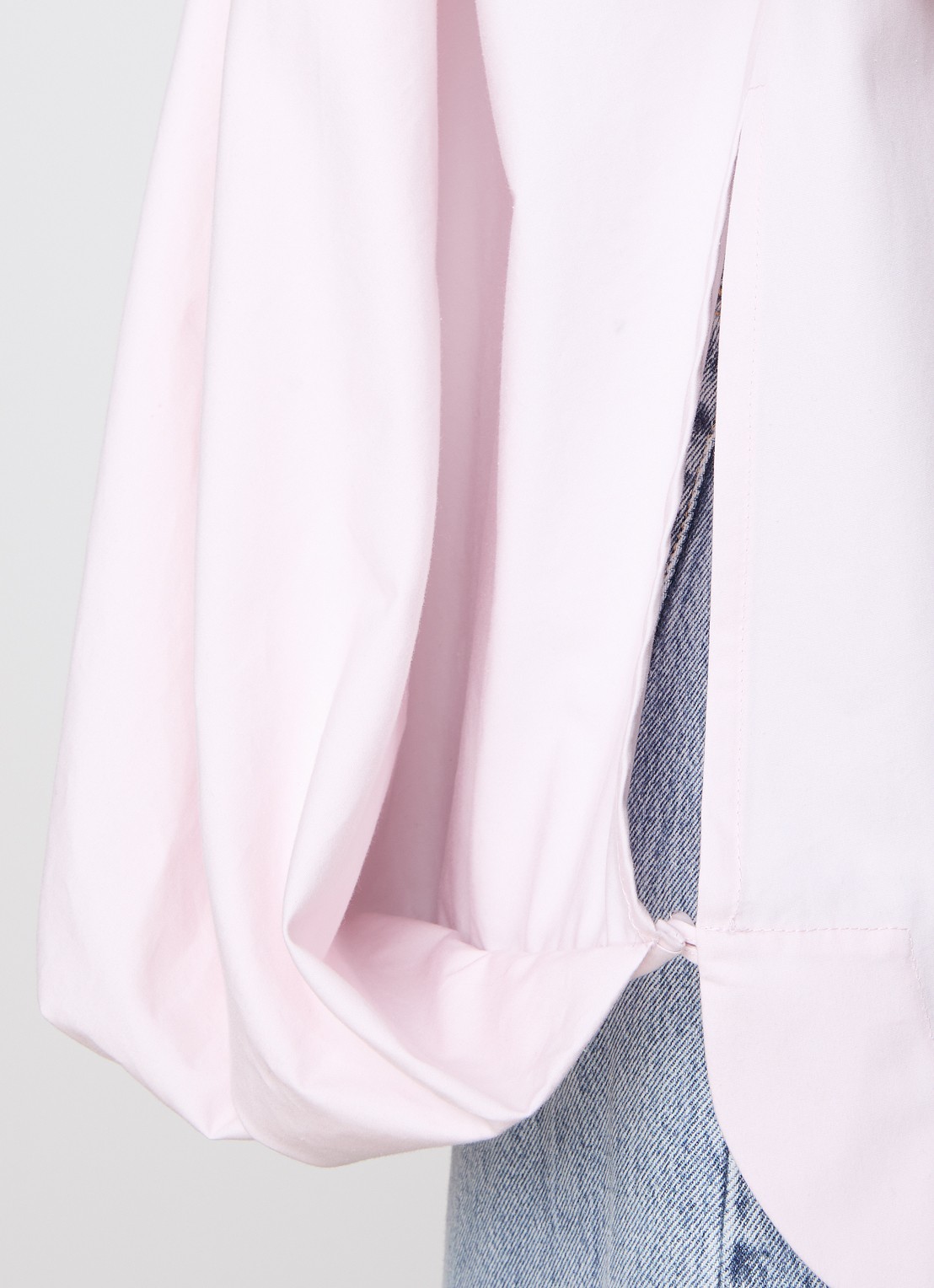 Jacquemus La Pittore oversized blouse met split - detail 4 lichtroze