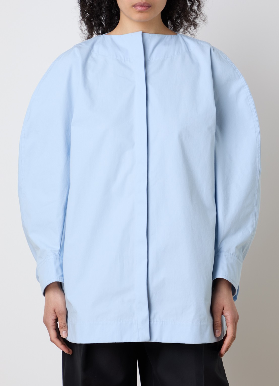 Jacquemus La Pittore oversized blouse met split - achterkant lichtblauw