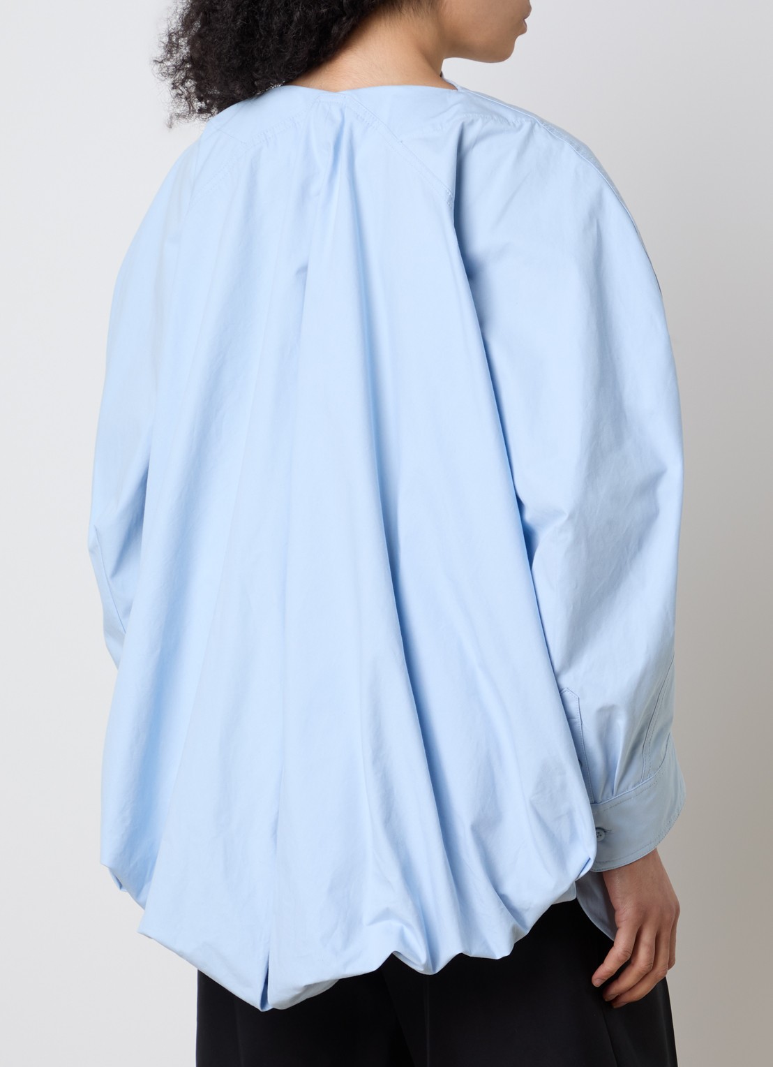 Jacquemus La Pittore oversized blouse met split - detail 4 lichtblauw