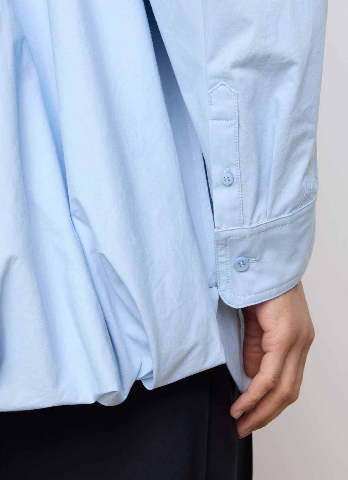 Jacquemus La Pittore oversized blouse met split - detail 5 lichtblauw