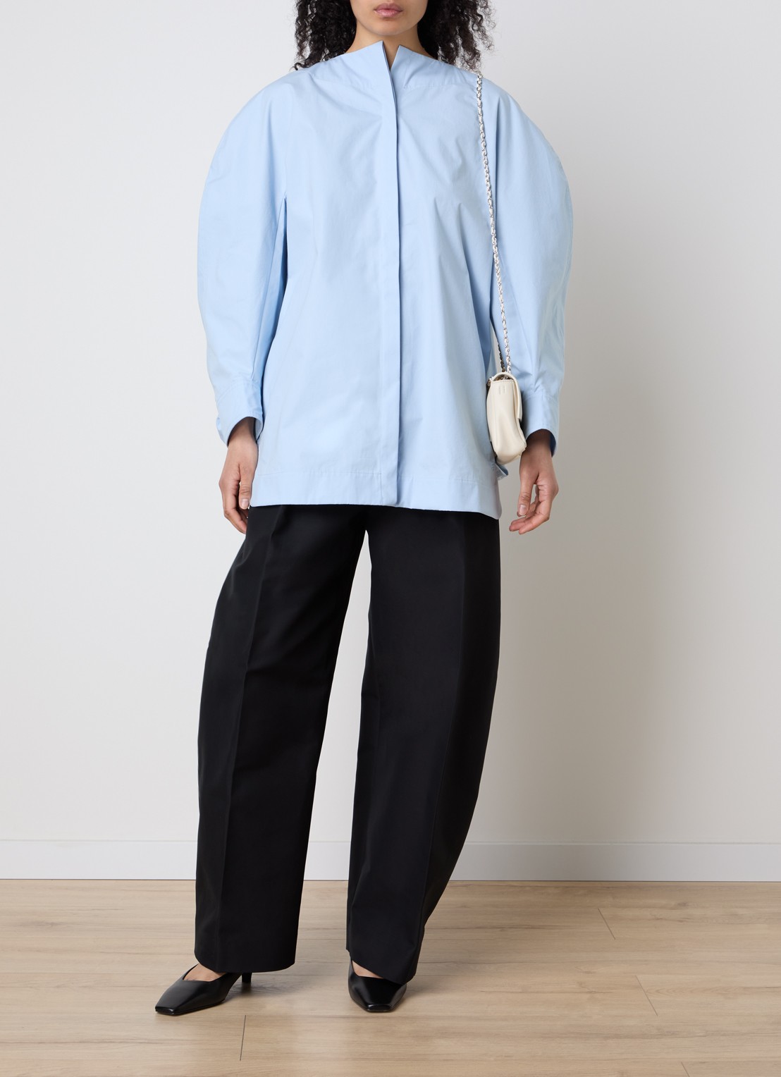 Jacquemus La Pittore oversized blouse met split - voorkant 3 lichtblauw