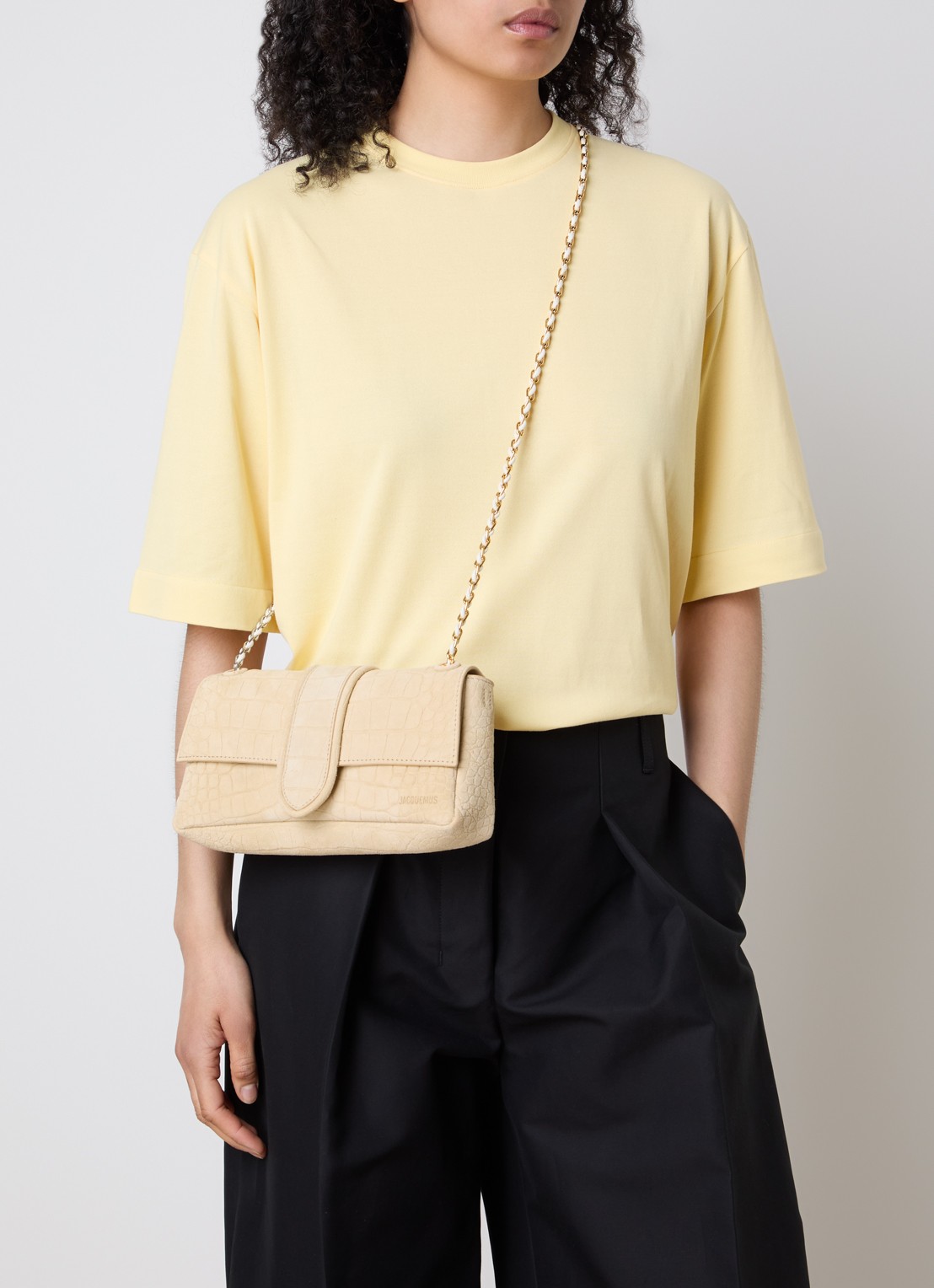 Jacquemus Le Bambino crossbodytas van kalfssuède met crocostructuur - voorkant 2 beige