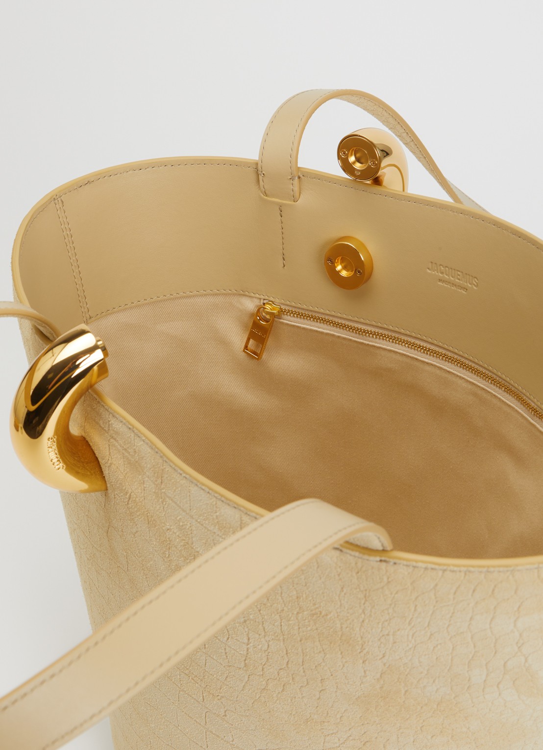 Jacquemus Le Bambola schoudertas van kalfssuède met crocostructuur - detail beige