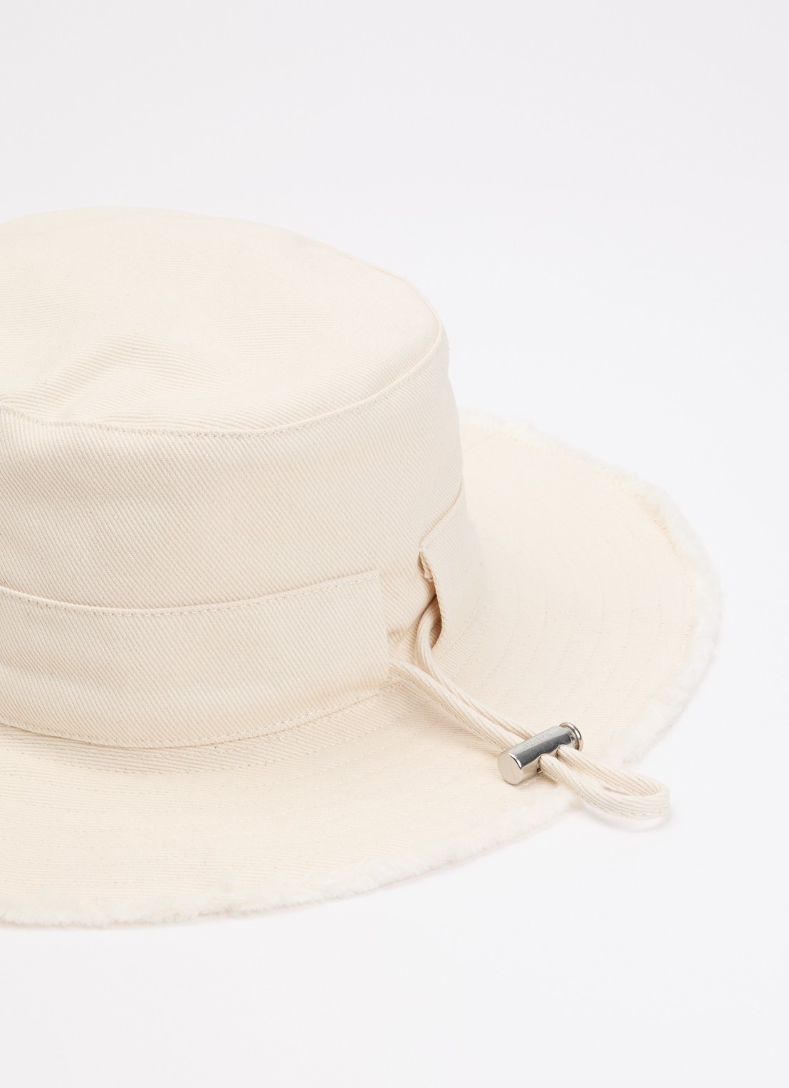 Jacquemus Le Bob Artichaut bucket hoed met logo - detail gebroken wit