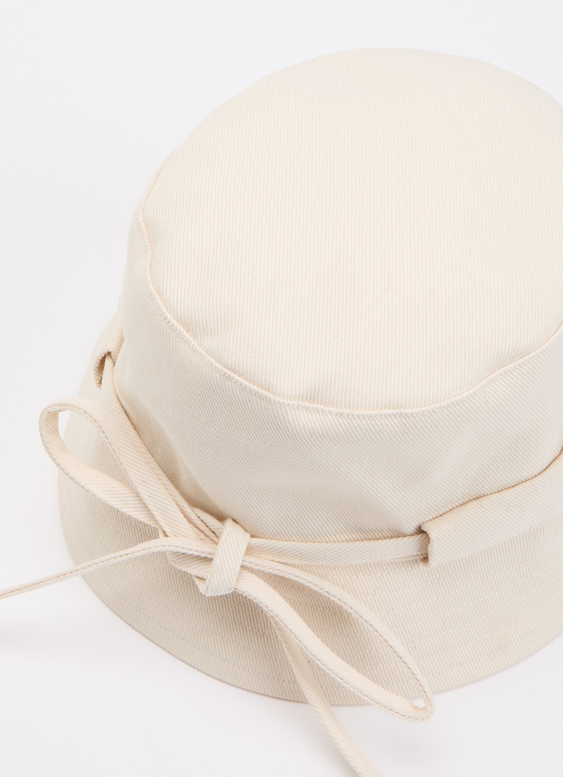 Jacquemus Le Bob Gadjo bucket hoed met logo - detail gebroken wit
