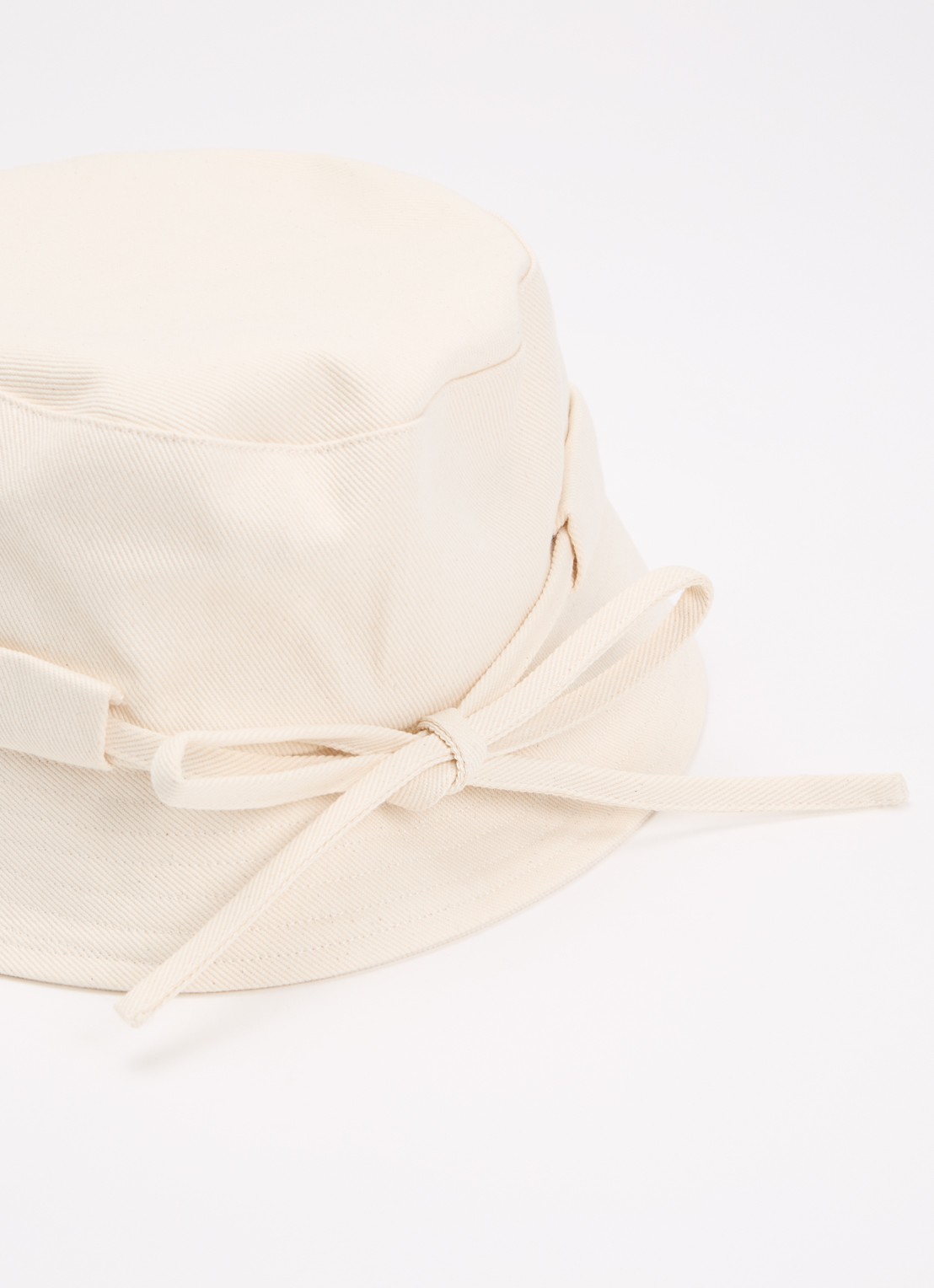 Jacquemus Le Bob Gadjo bucket hoed van canvas  - detail gebroken wit