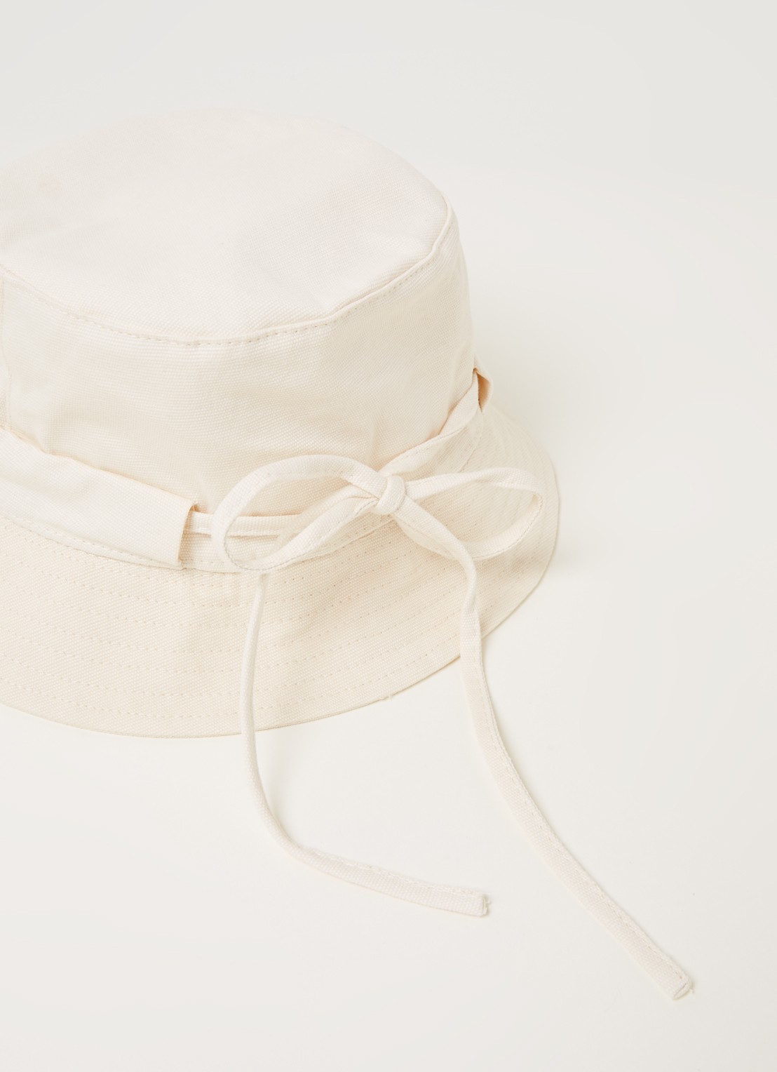 Jacquemus Le Bob Gadjo bucket hoed van canvas - detail ivoor