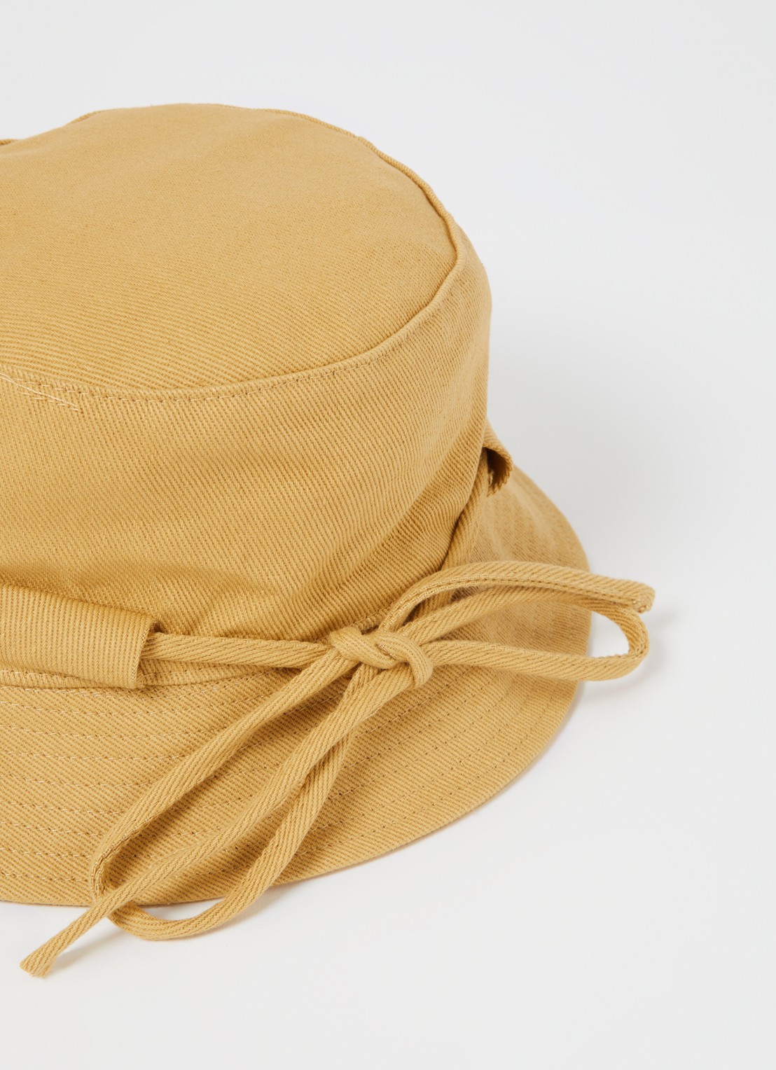 Jacquemus Le Bob Gadjo bucket hoed van canvas - detail camel