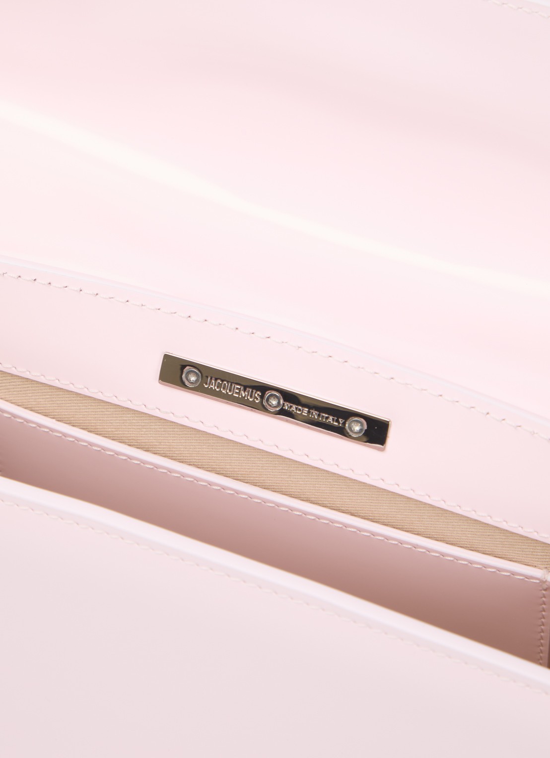 Jacquemus Le Grand Bambino handtas van lakleer met afneembare schouderriem  - detail 3 lichtroze