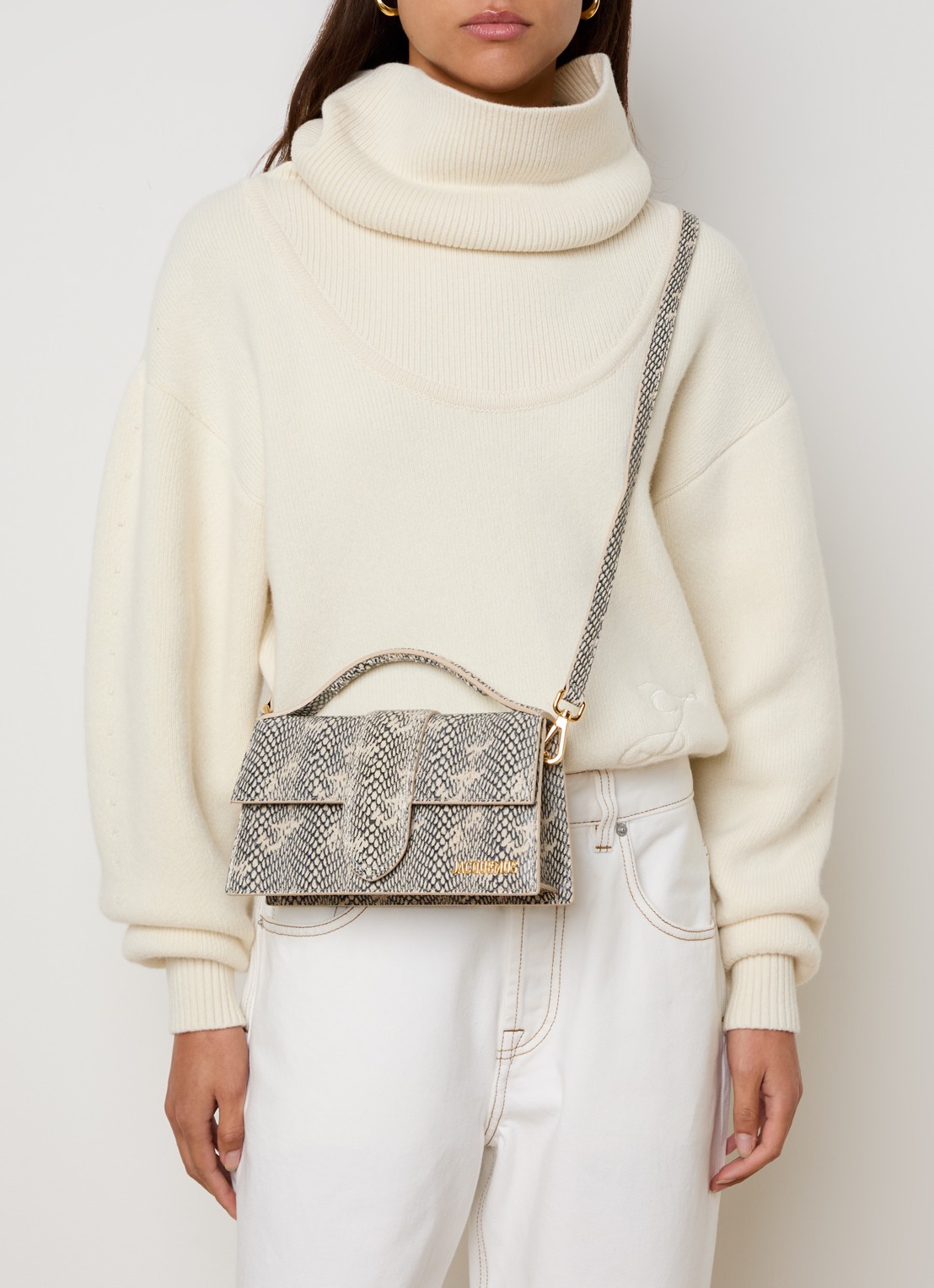Jacquemus Le Grand Bambino handtas van leer met afneembare schouderriem en slangenstructuur - voorkant 3 beige