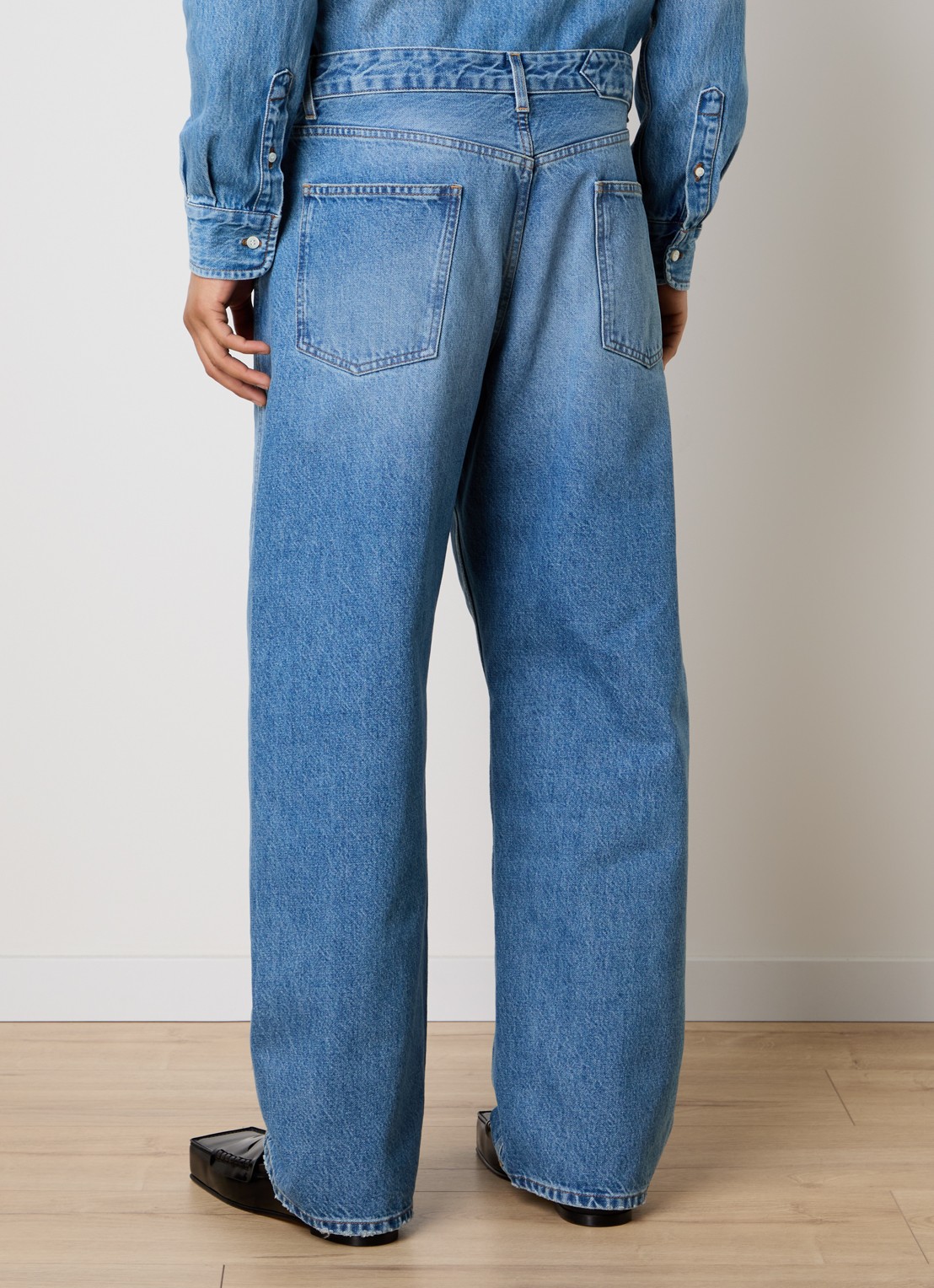 Jacquemus Le Mirada De-Nimes loose fit jeans met medium wassing - achterkant indigo