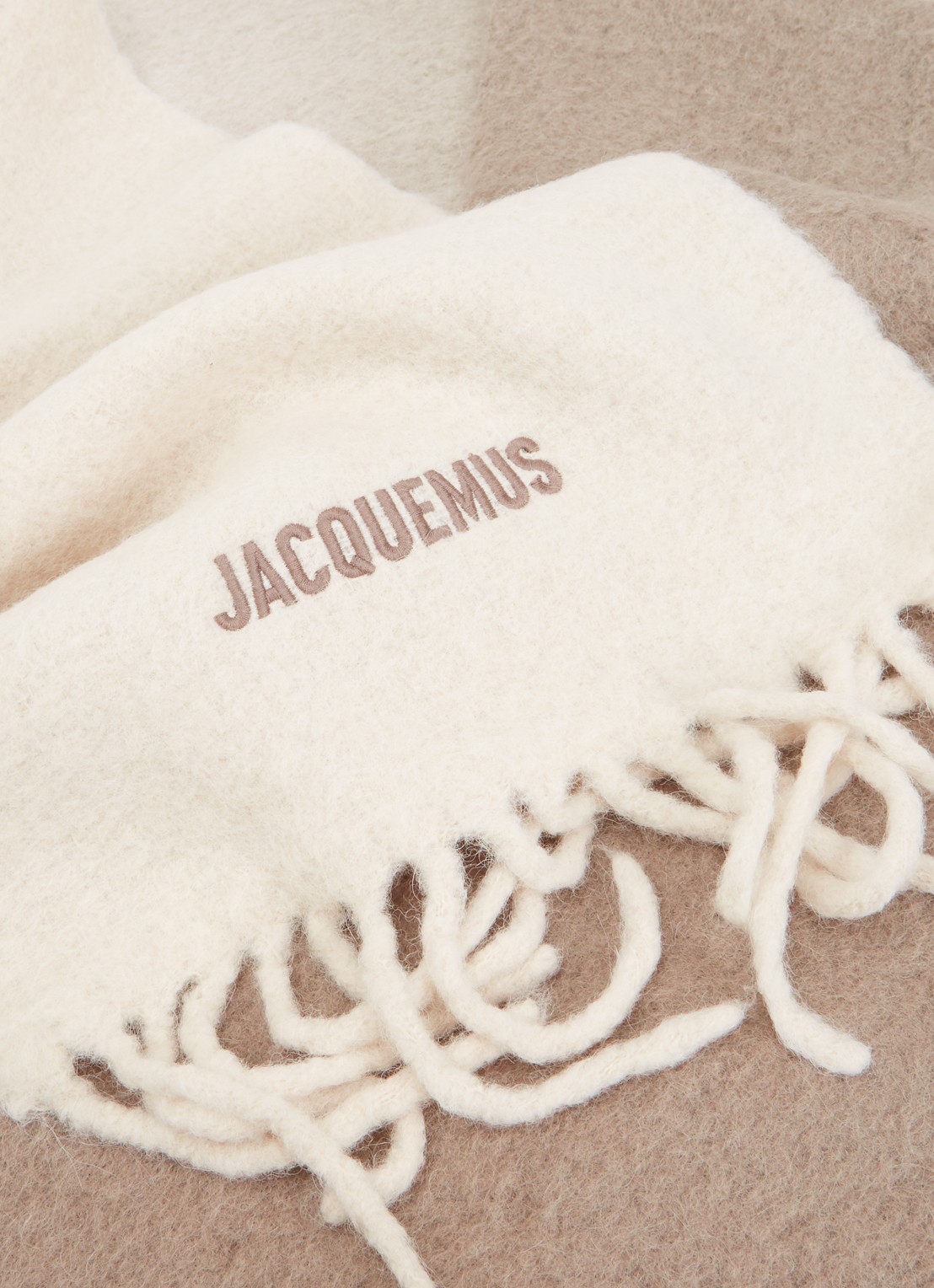 Jacquemus Le Moisson sjaal in alpaca wolblend met logoborduring 225 x 38 cm - detail 3 creme