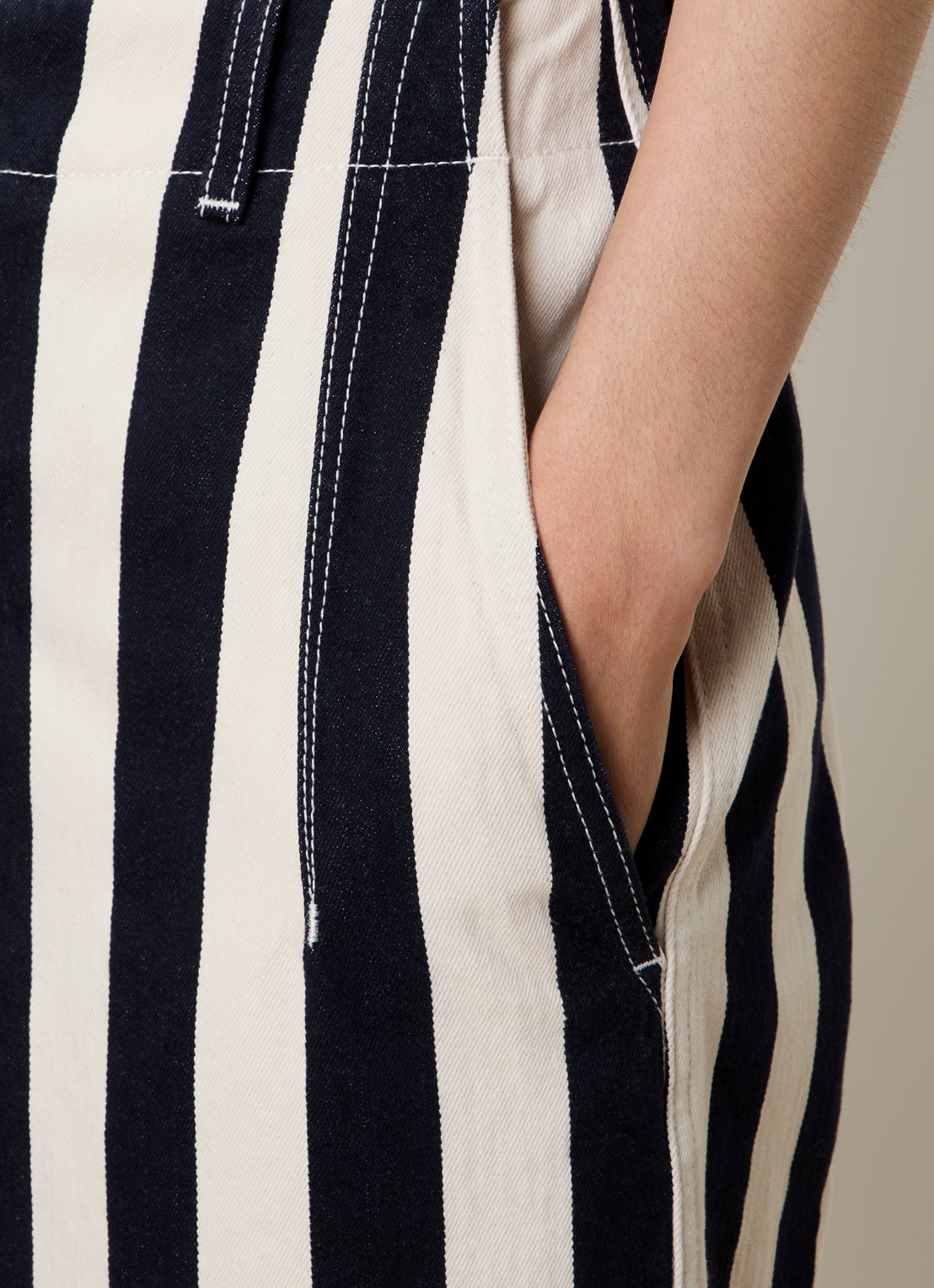Jacquemus Le Parasol high waist loose fit jeans met streepprint - detail 3 gebroken wit