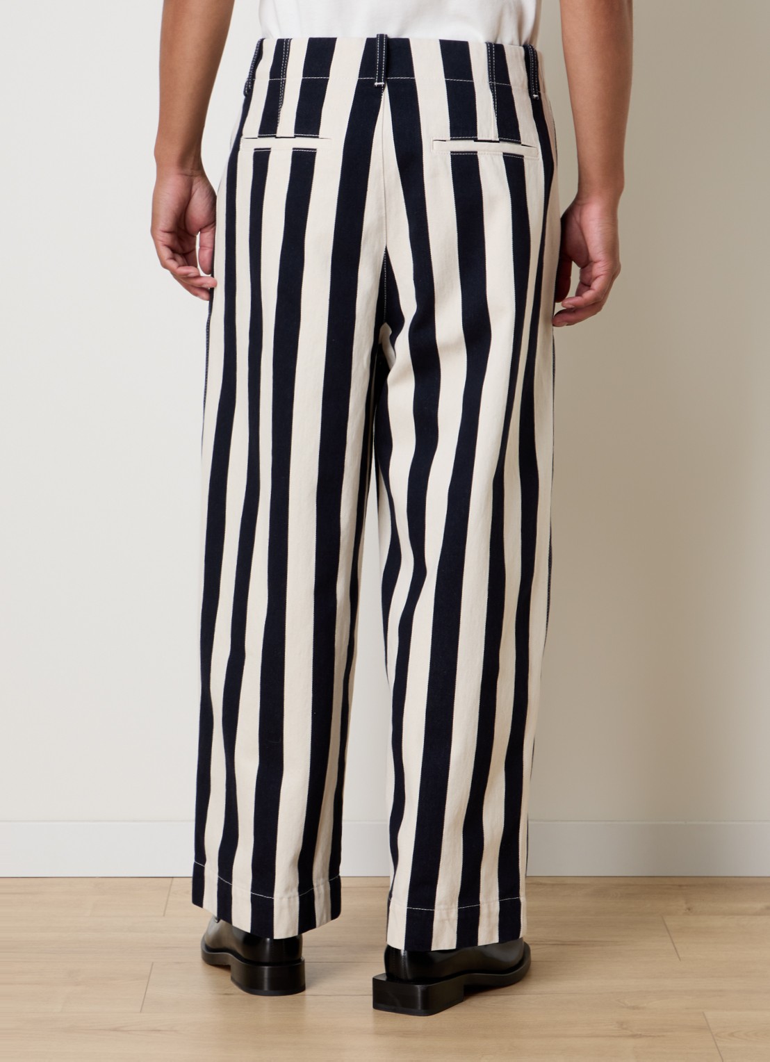 Jacquemus Le Parasol loose fit jeans met streepprint - achterkant 3 donkerblauw