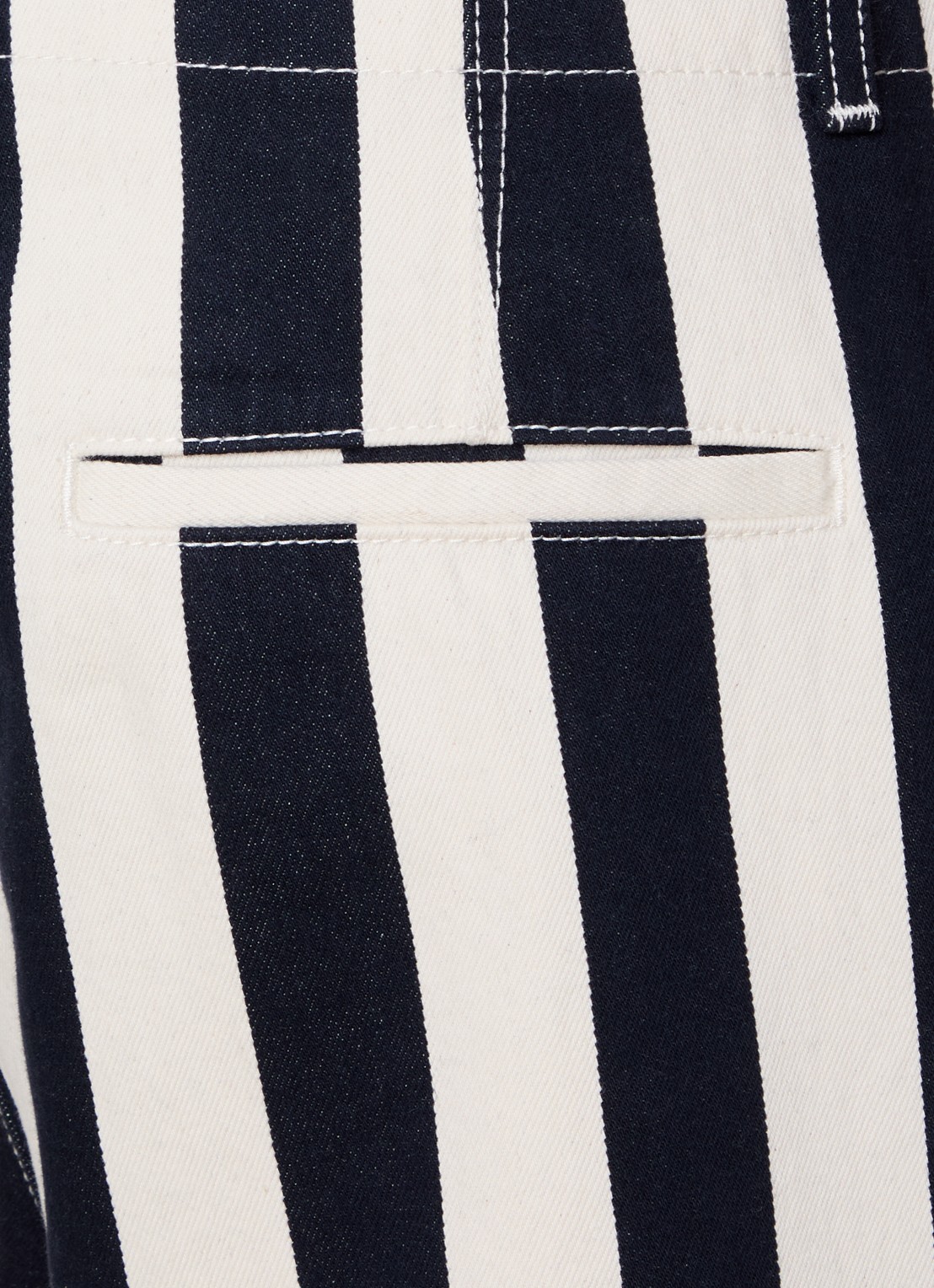 Jacquemus Le Parasol loose fit jeans met streepprint - detail 6 donkerblauw