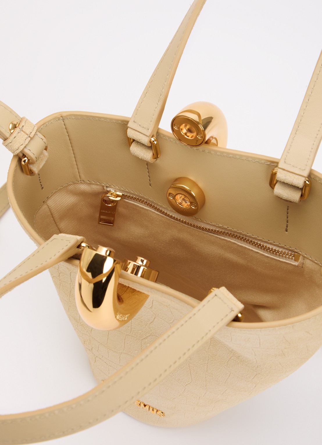 Jacquemus Le Petit Bambola handtas van kalfssuède met afneembare schouderriem - detail 2 beige