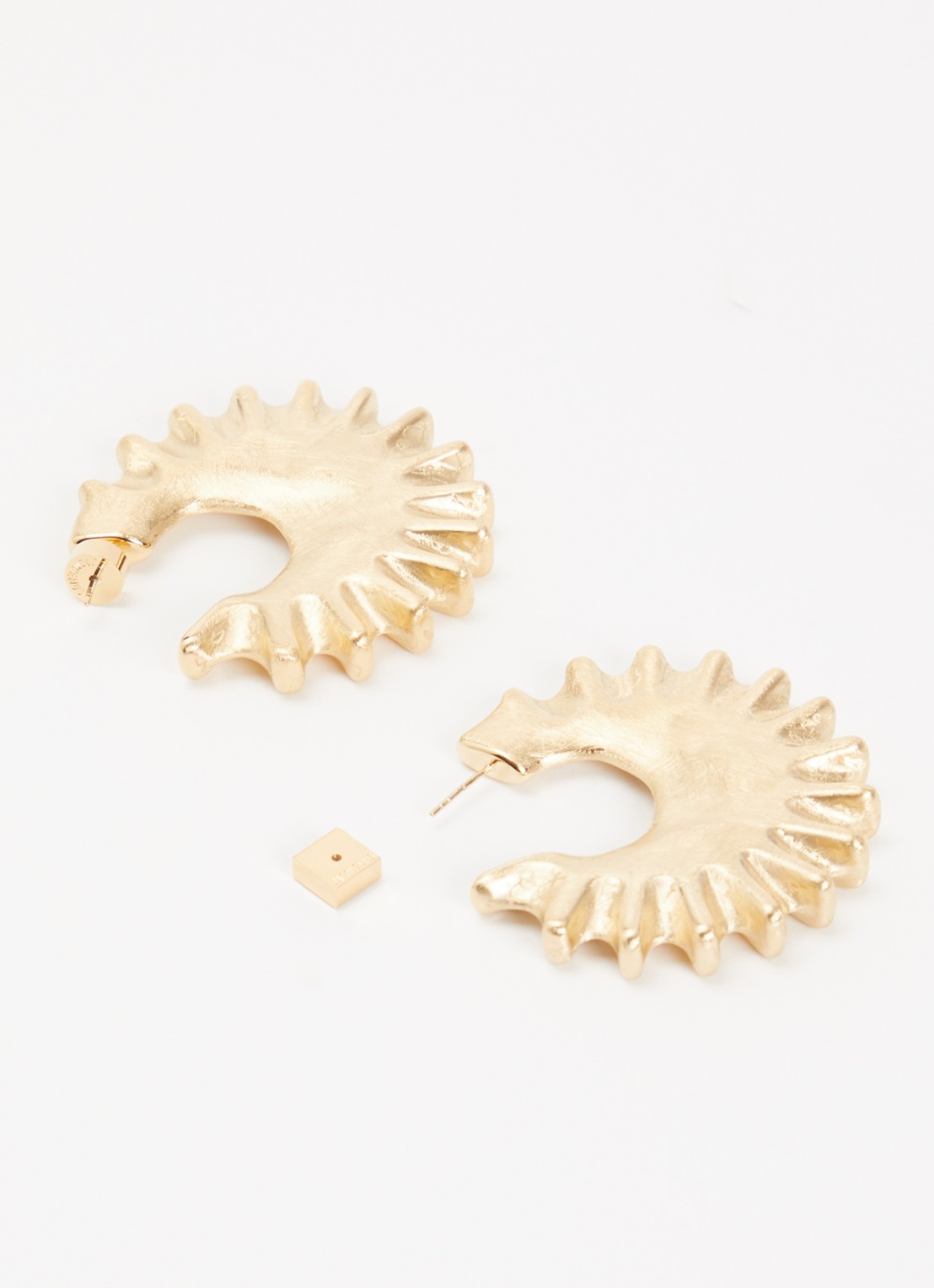Jacquemus Les Creoles oorstekers - detail goud