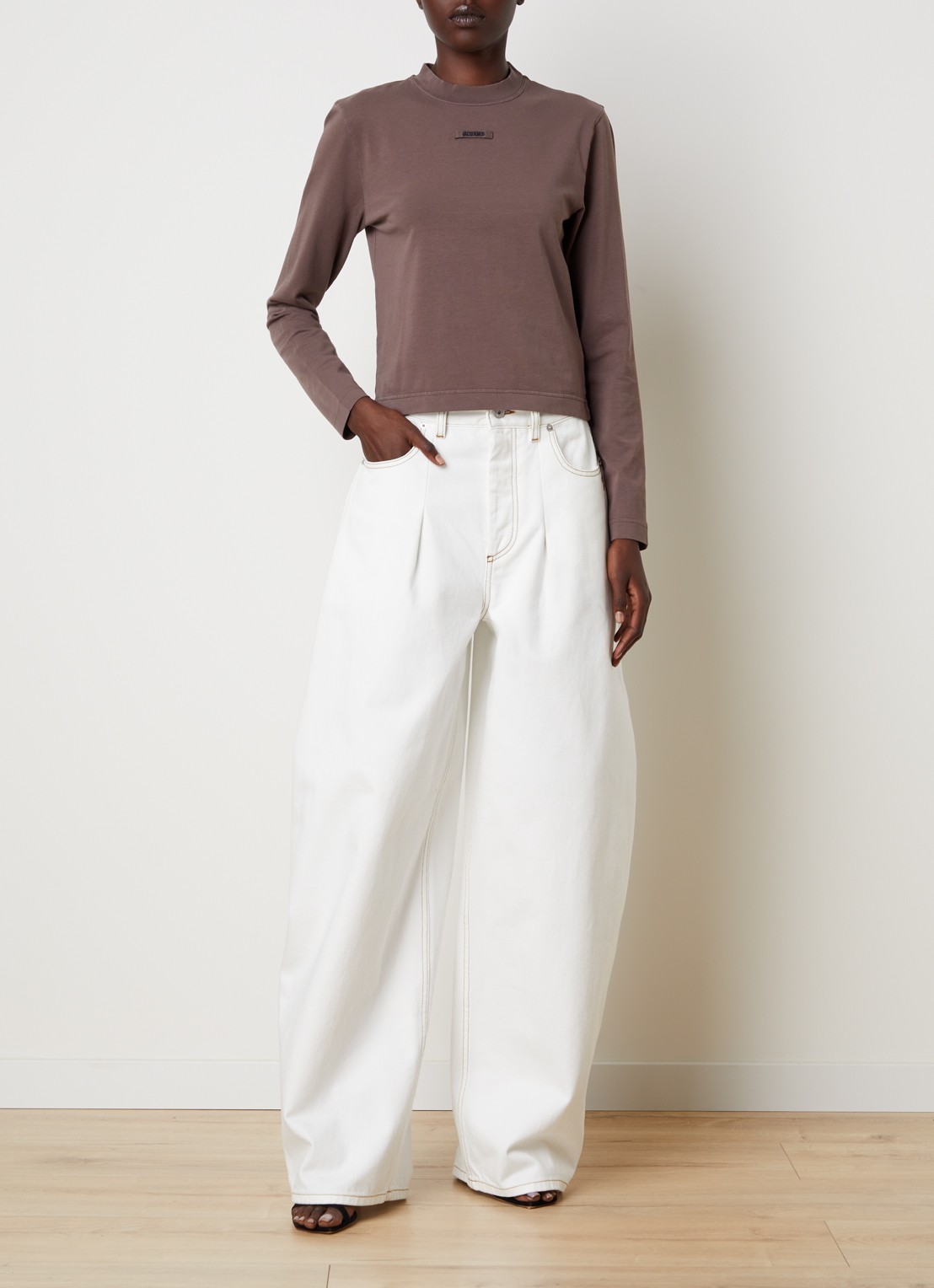 Jacquemus Longsleeve met logo - voorkant 5 taupe