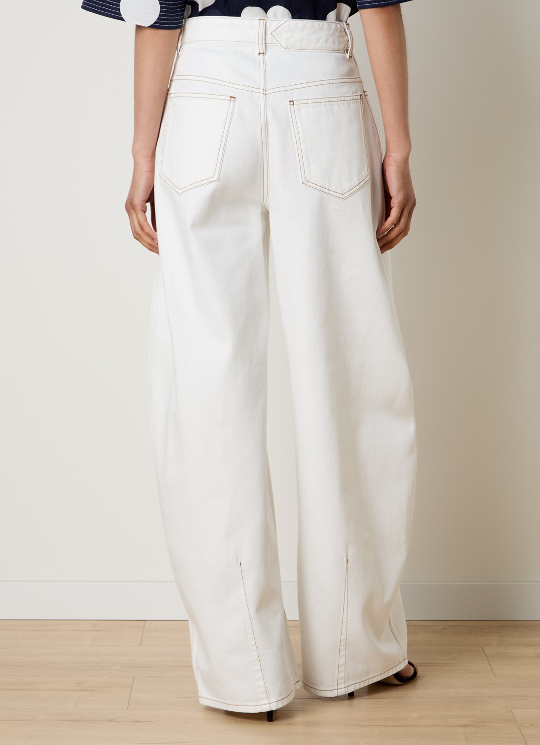 Jacquemus Oval mid waist balloon fit jeans met gekleurde wassing - achterkant wit