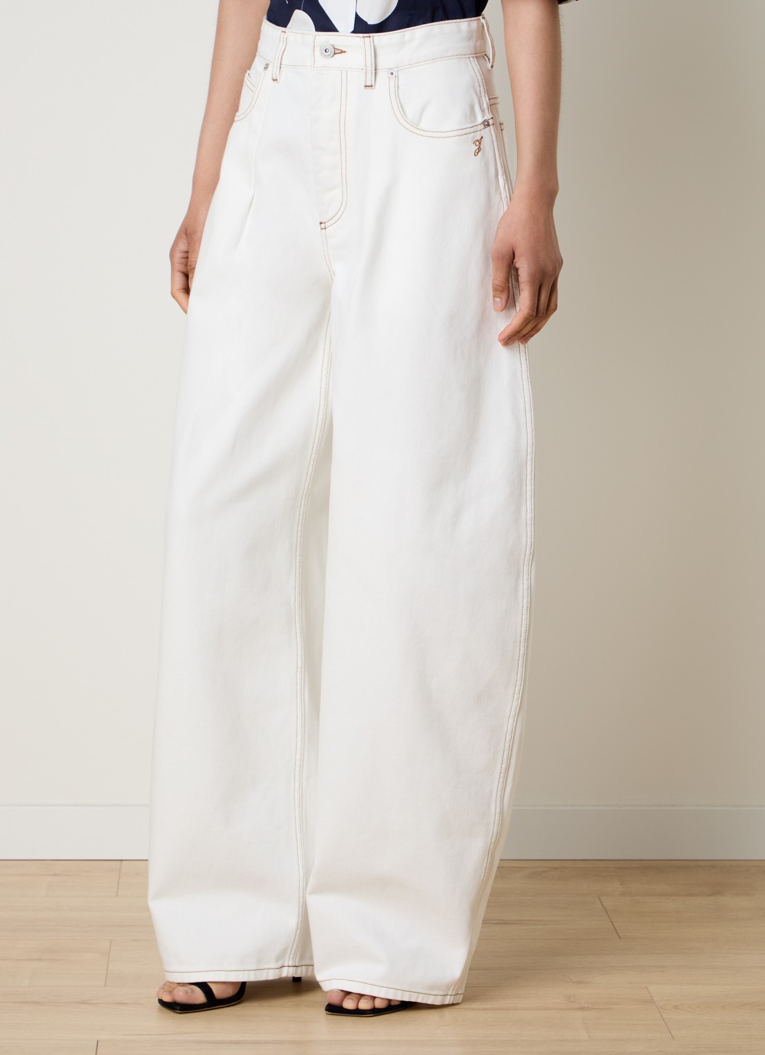Jacquemus Oval mid waist balloon fit jeans met gekleurde wassing - detail 2 wit