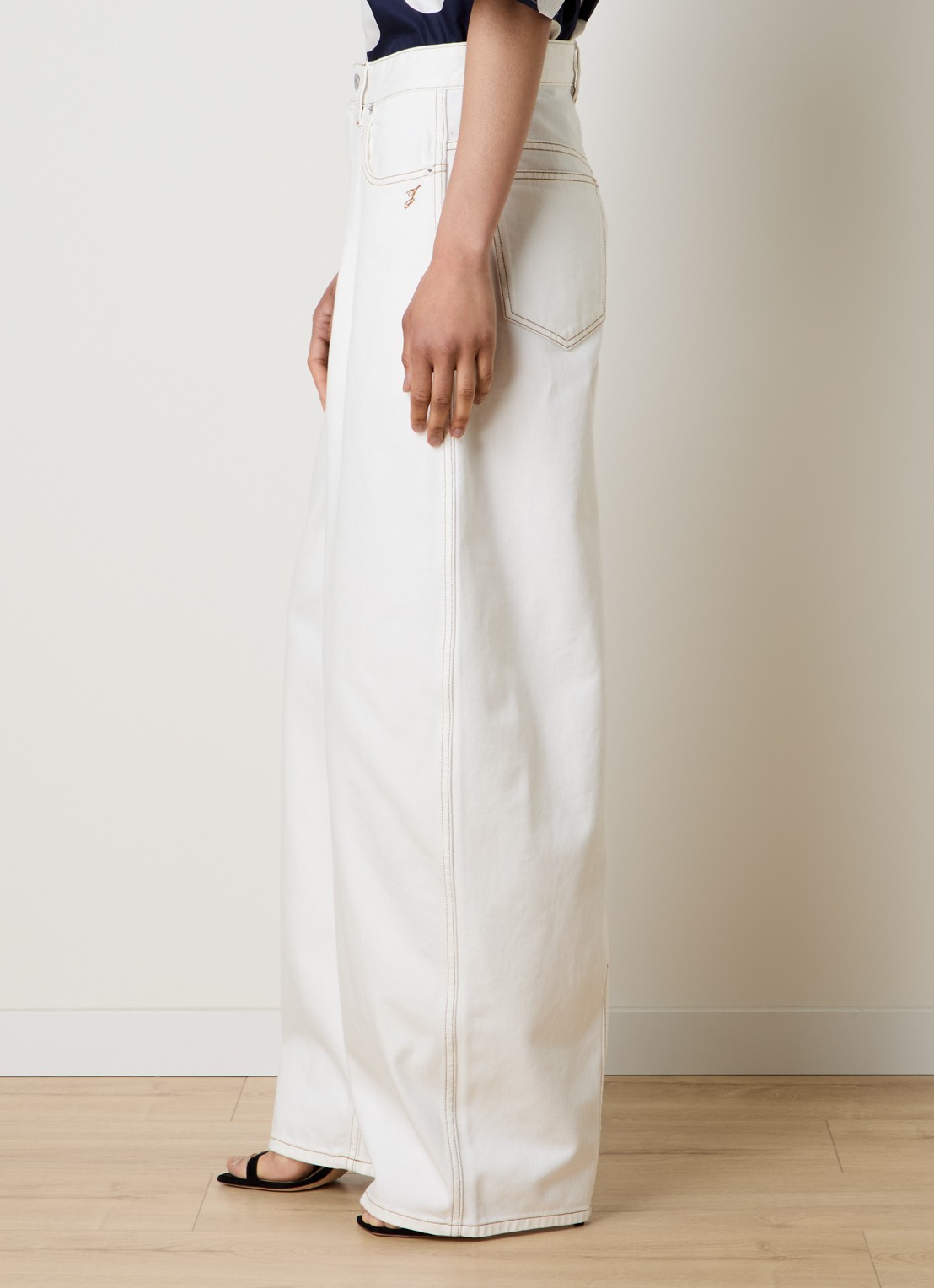 Jacquemus Oval mid waist balloon fit jeans met gekleurde wassing - detail 3 wit