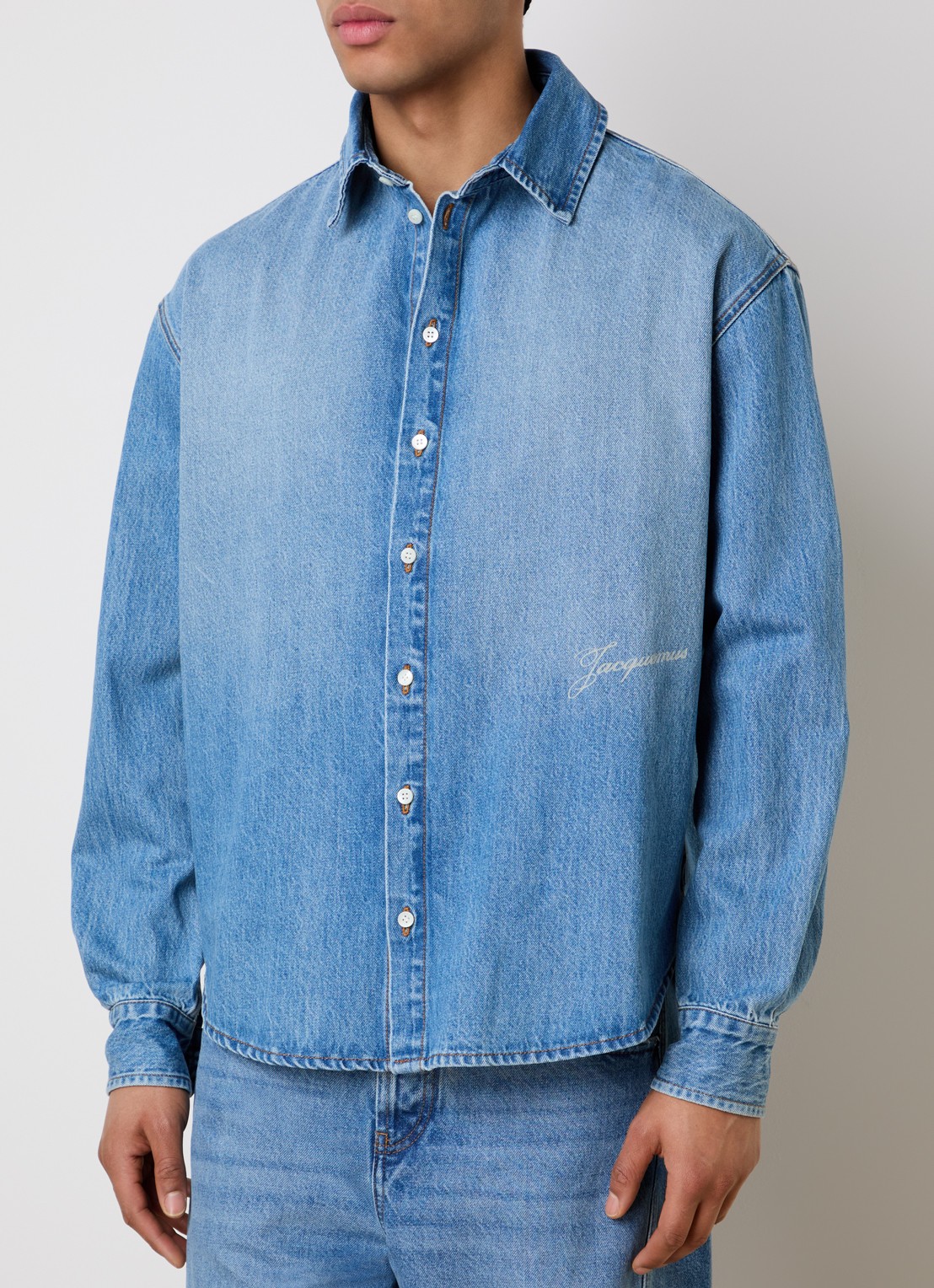 Jacquemus Regular fit overhemd van denim met logo - detail 4 lichtblauw